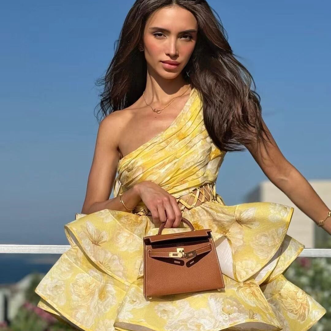 Abito Monospalla Floreale – Orlo Asimmetrico Increspato