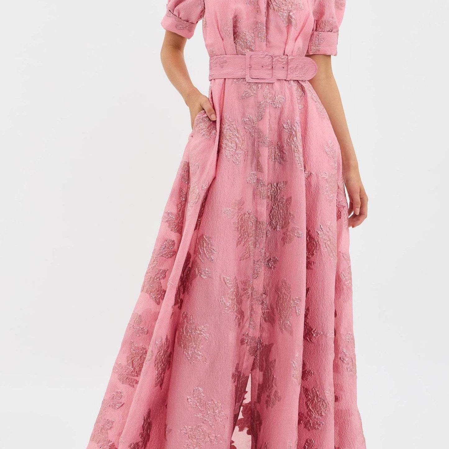 Abito Lungo con Cintura: Eleganza Senza Tempo