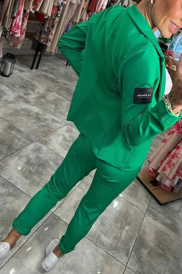 Un completo su misura con giacca morbida e pantaloni jogging comodi