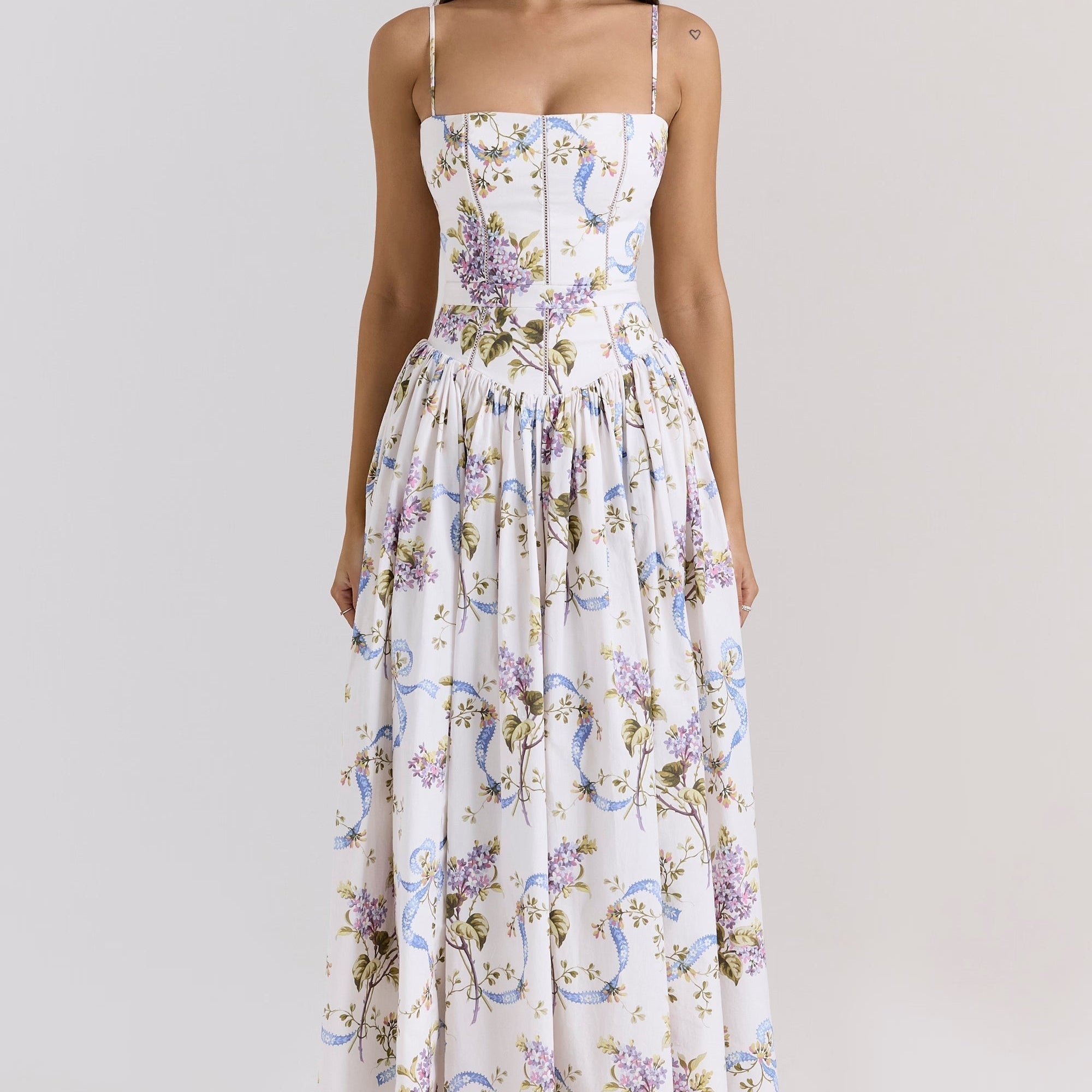 Abito Fiorito: Un Sogno di Eleganza Senza Tempo