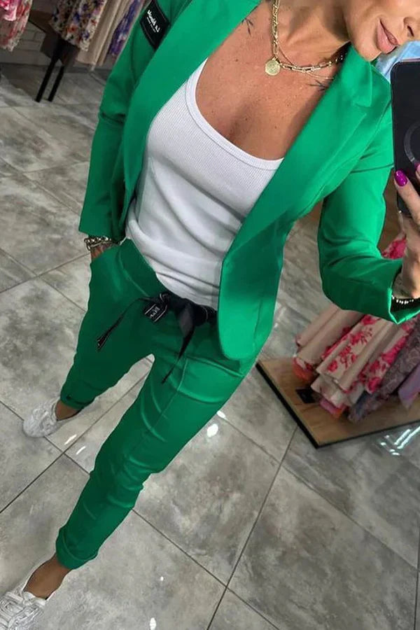 Un completo su misura con giacca morbida e pantaloni jogging comodi