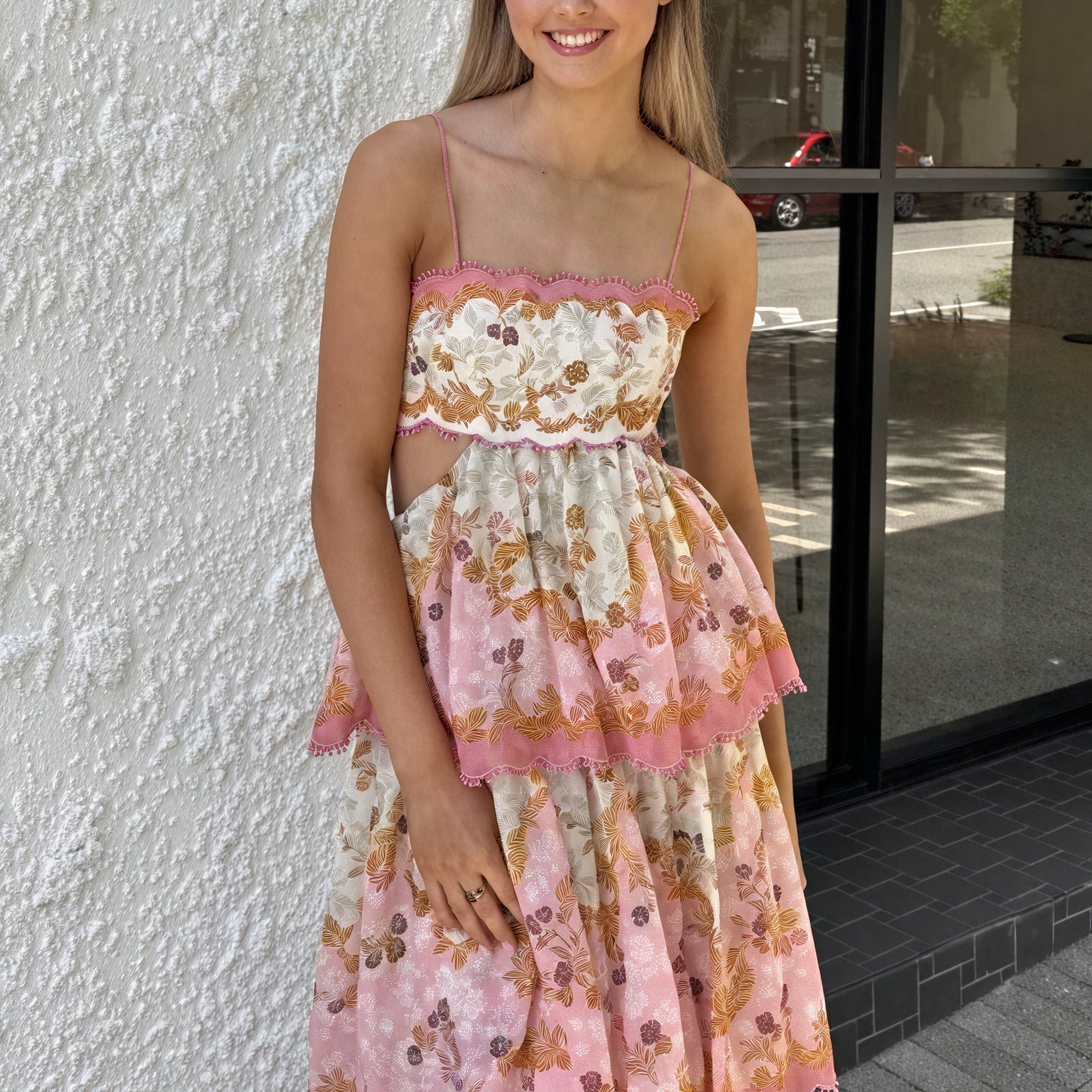 Abito Floreale a Strati con Dettagli Cut-Out