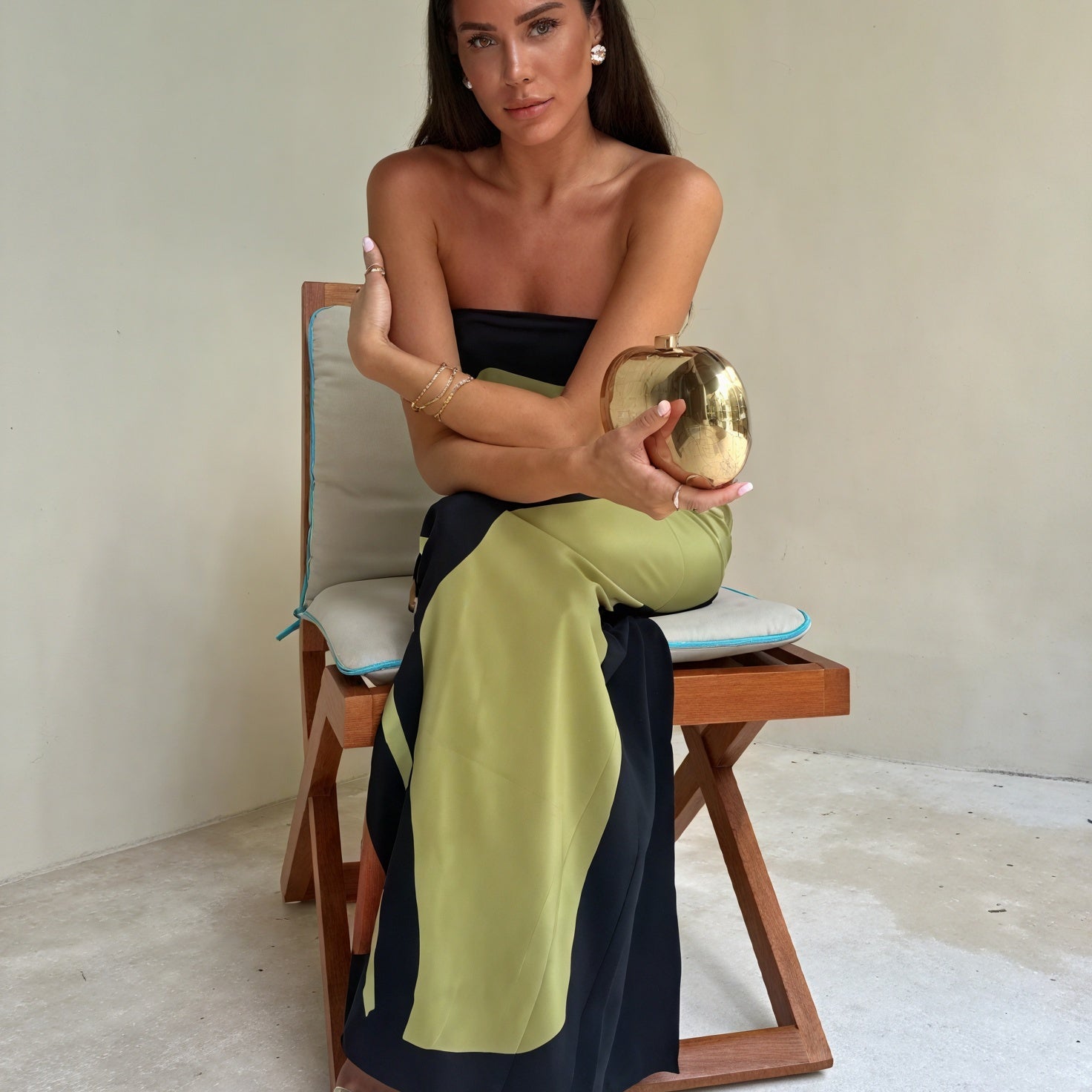 Abito Maxi Strapless: Eleganza Artistica