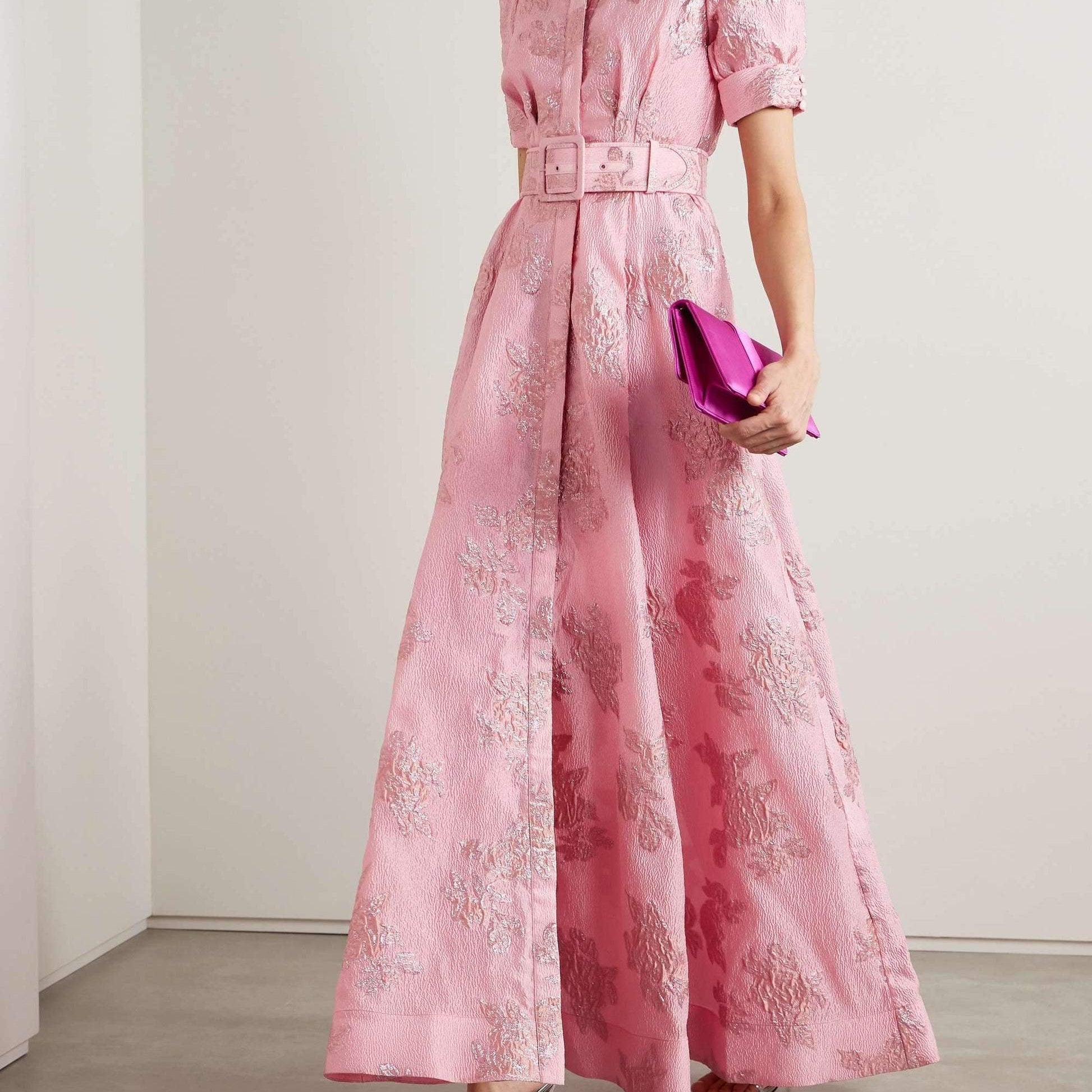 Abito Lungo con Cintura: Eleganza Senza Tempo