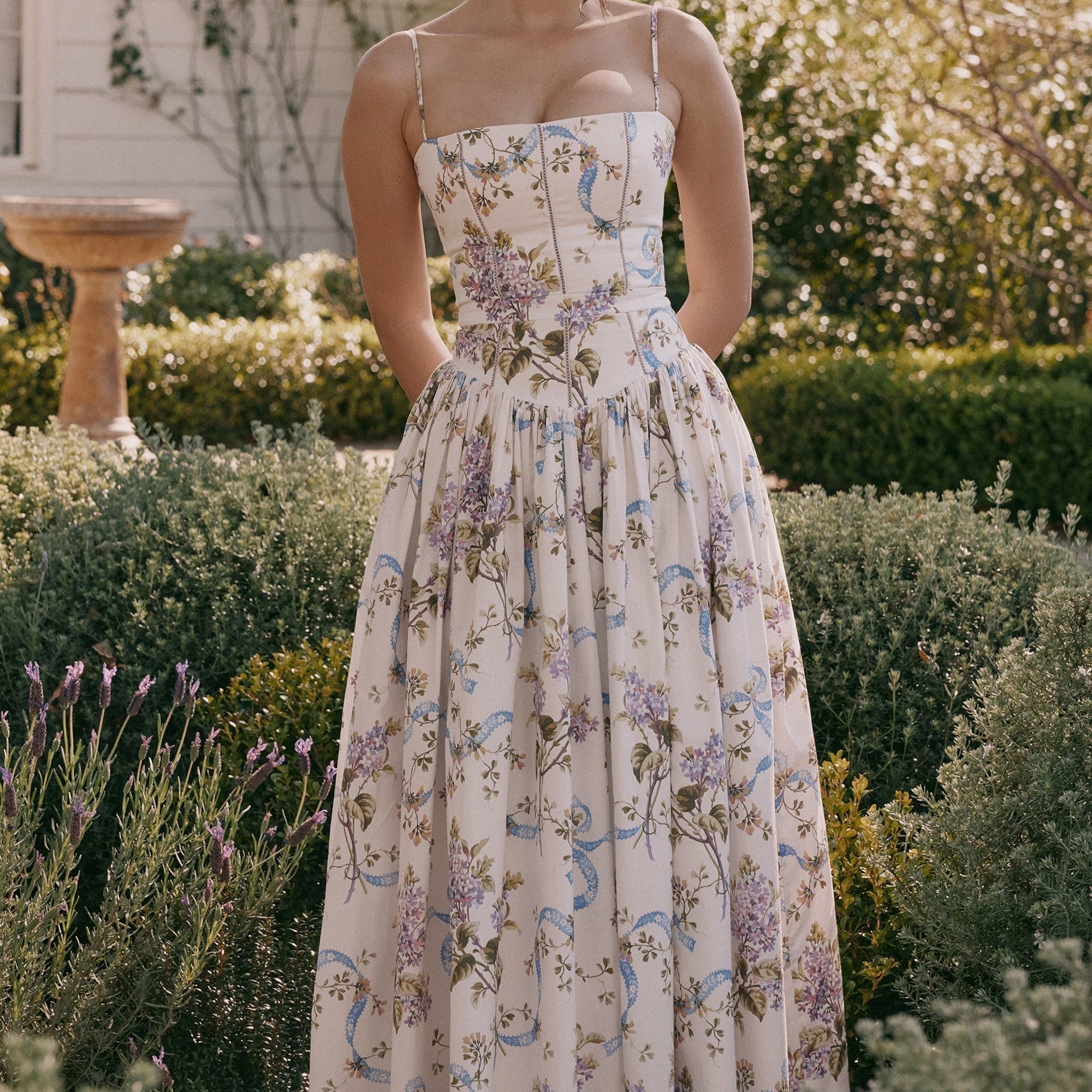 Abito Fiorito: Un Sogno di Eleganza Senza Tempo