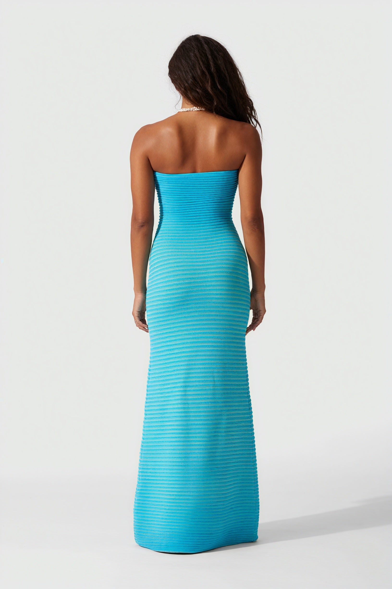 Abito a righe orizzontali senza spalline