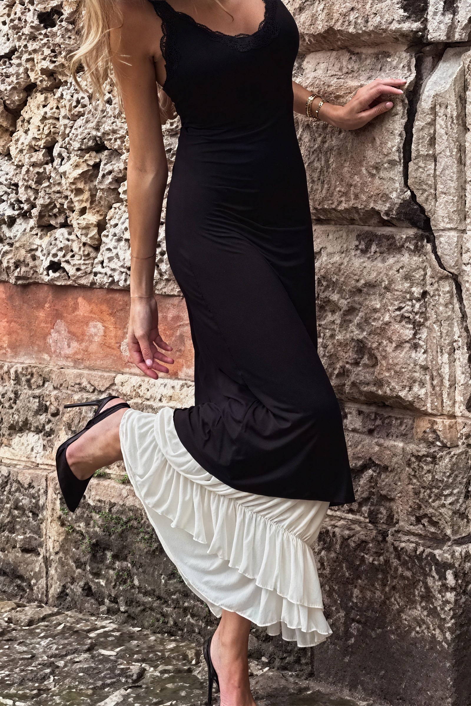 Abito Maxi Elegante con Dettagli in Pizzo