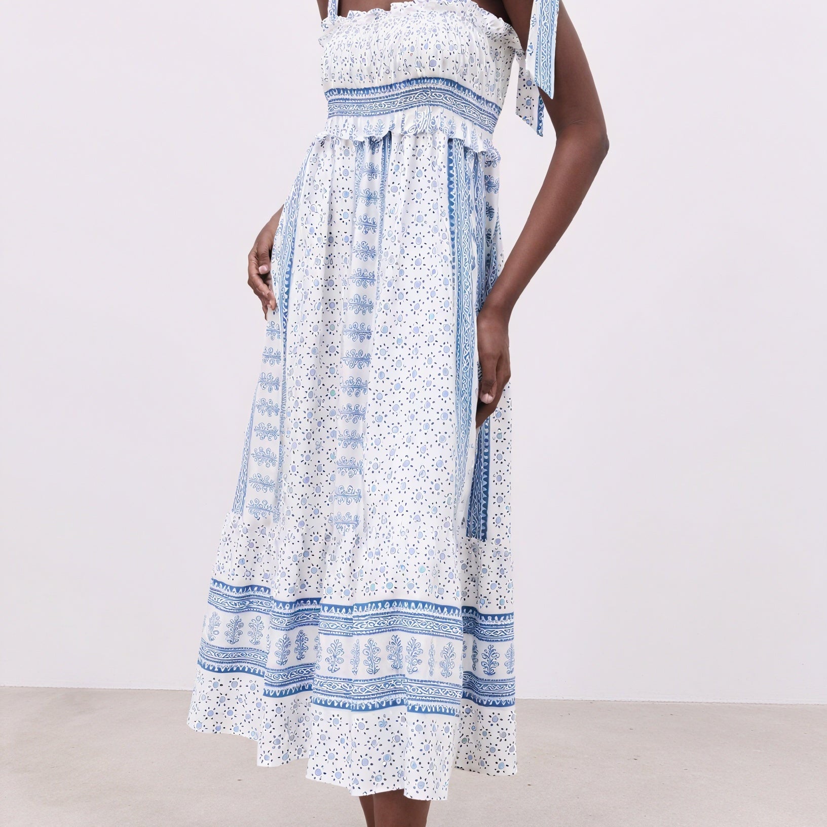 Abito Midi Estivo con Dettagli Smock e Volant