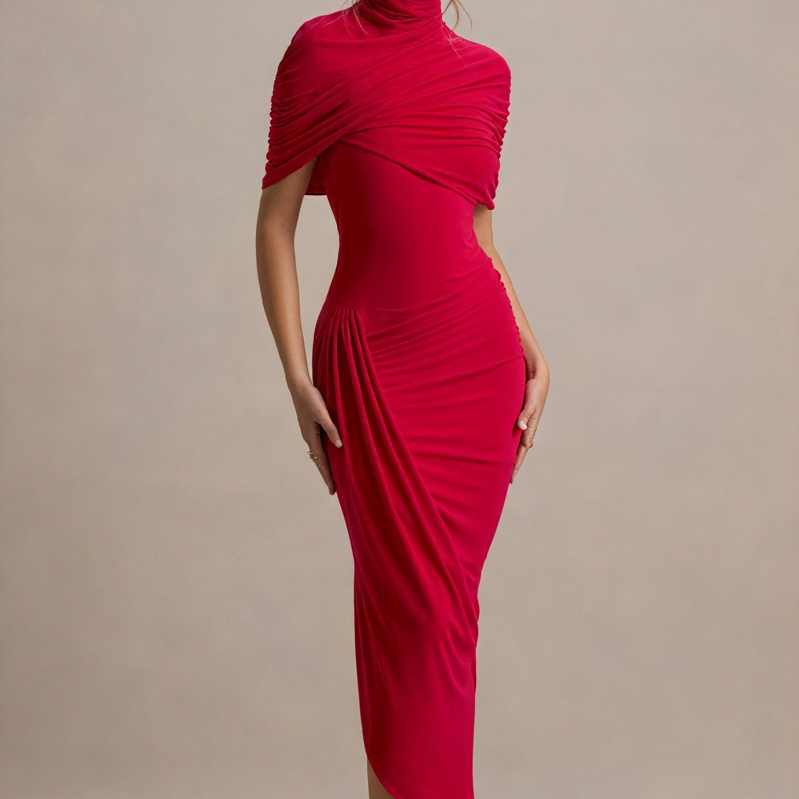 Abito Scultoreo con Drappeggio Asimmetrico