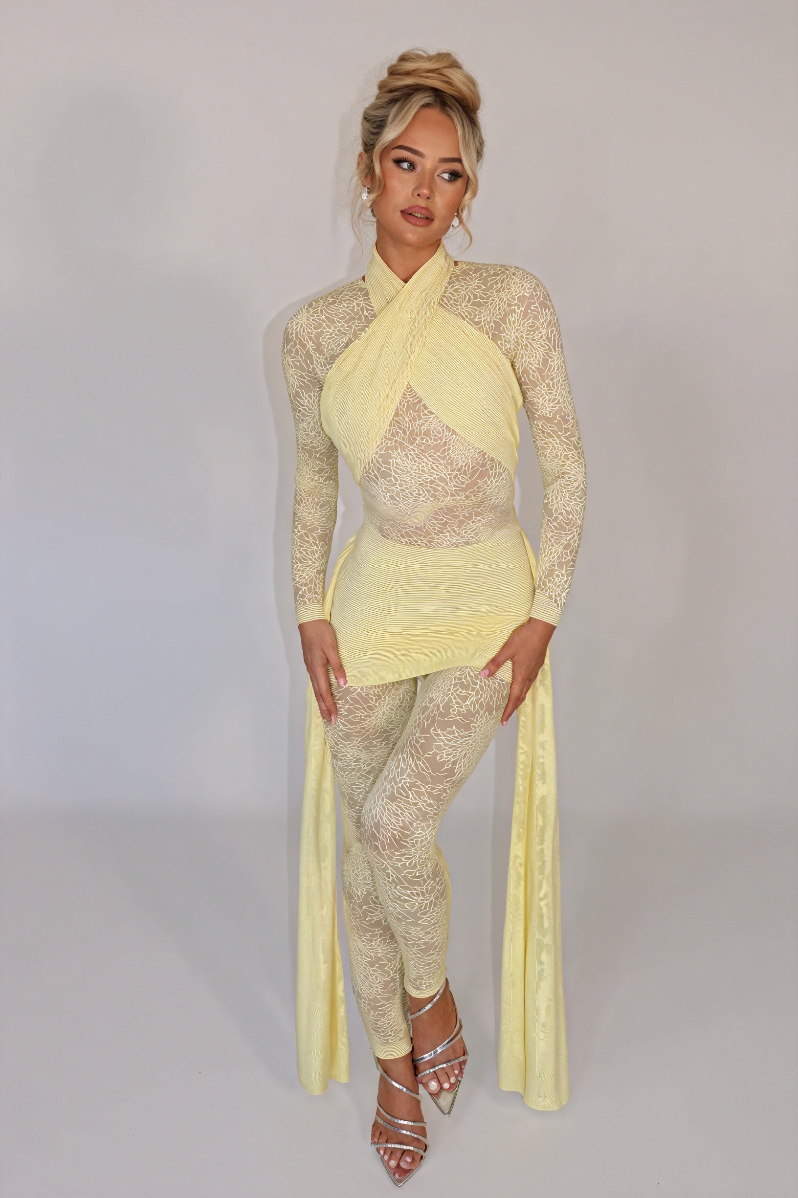 Abito Scultura con Dettagli in Tulle