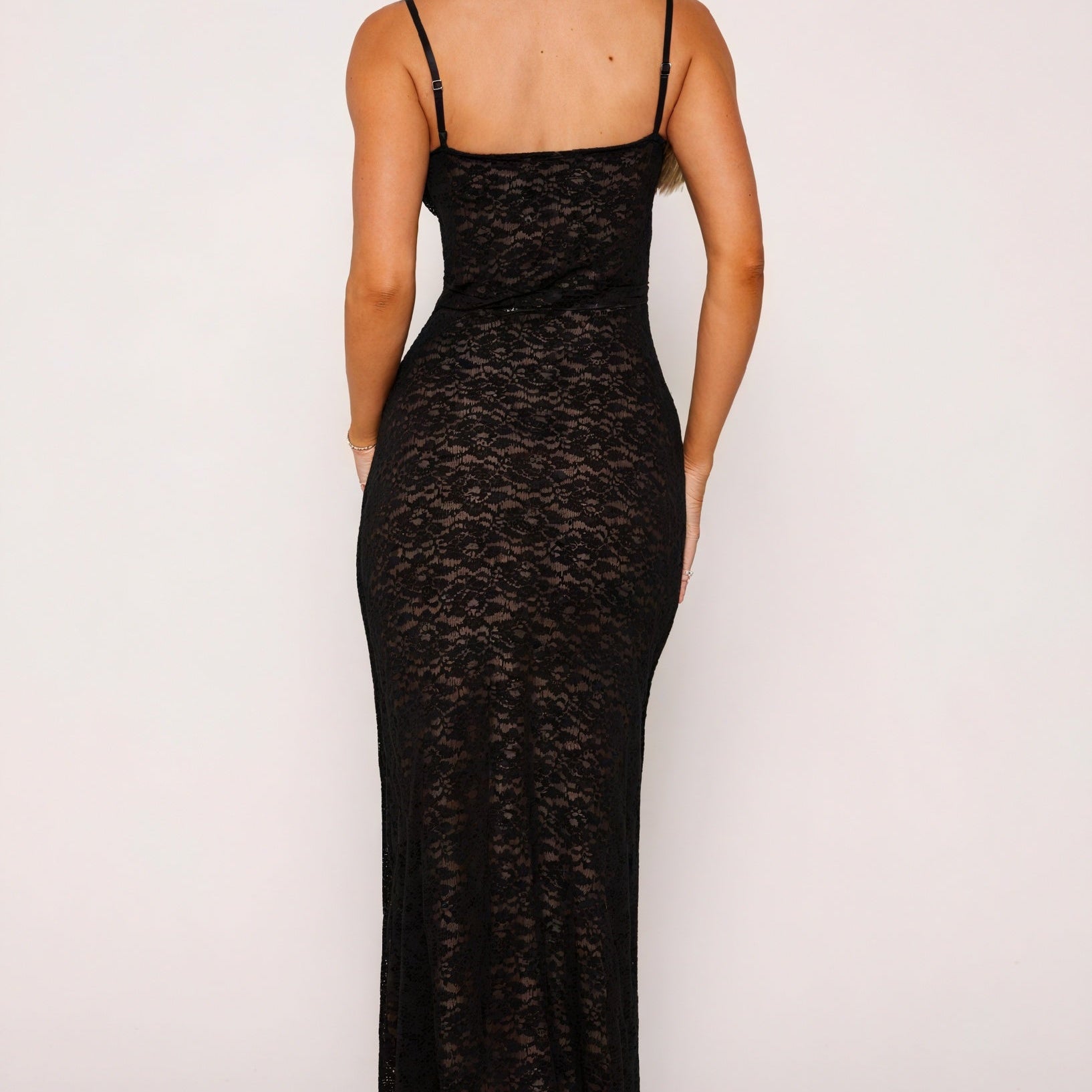 Abito Lungo in Pizzo con Spalline Sottili