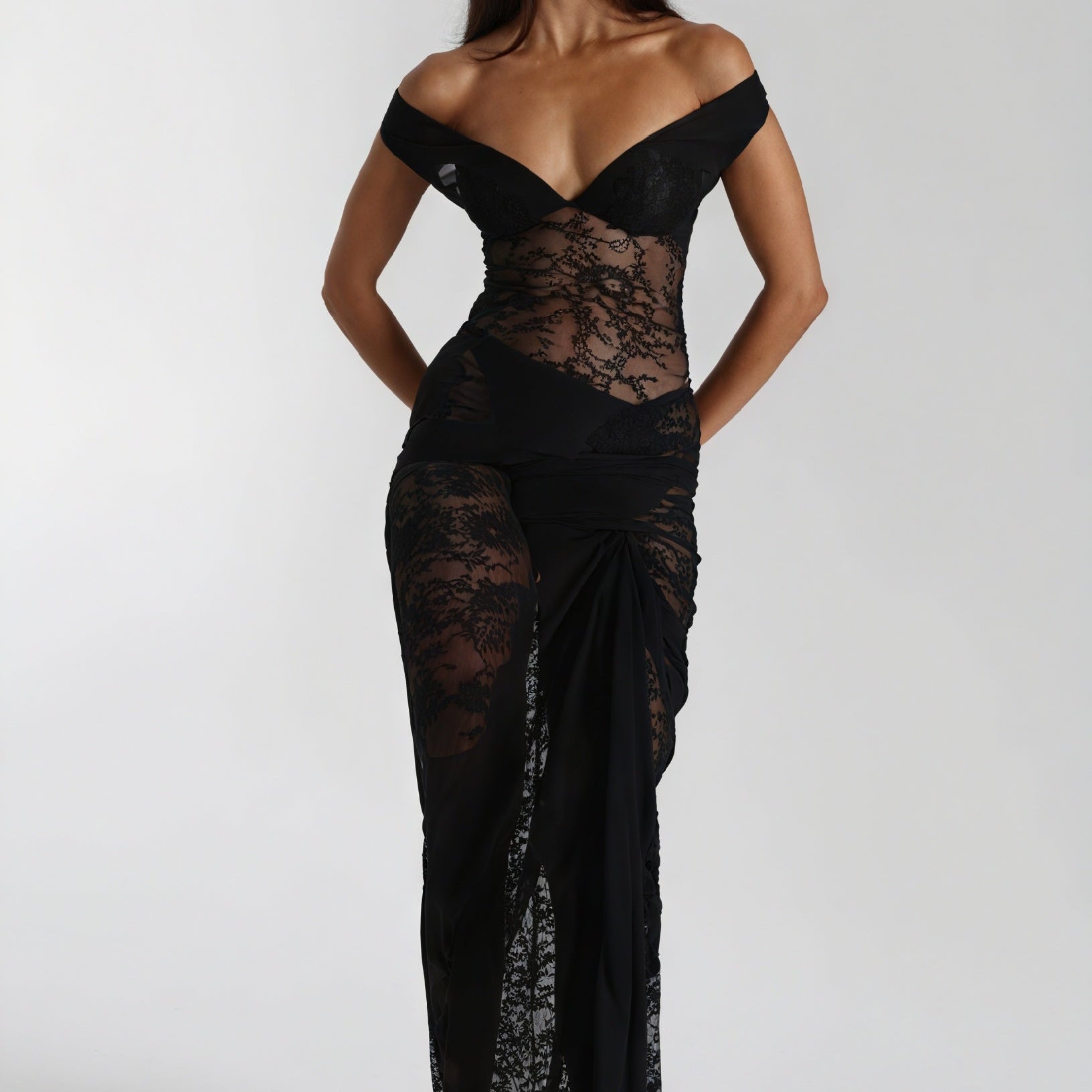 Abito Lungo con Dettagli in Pizzo