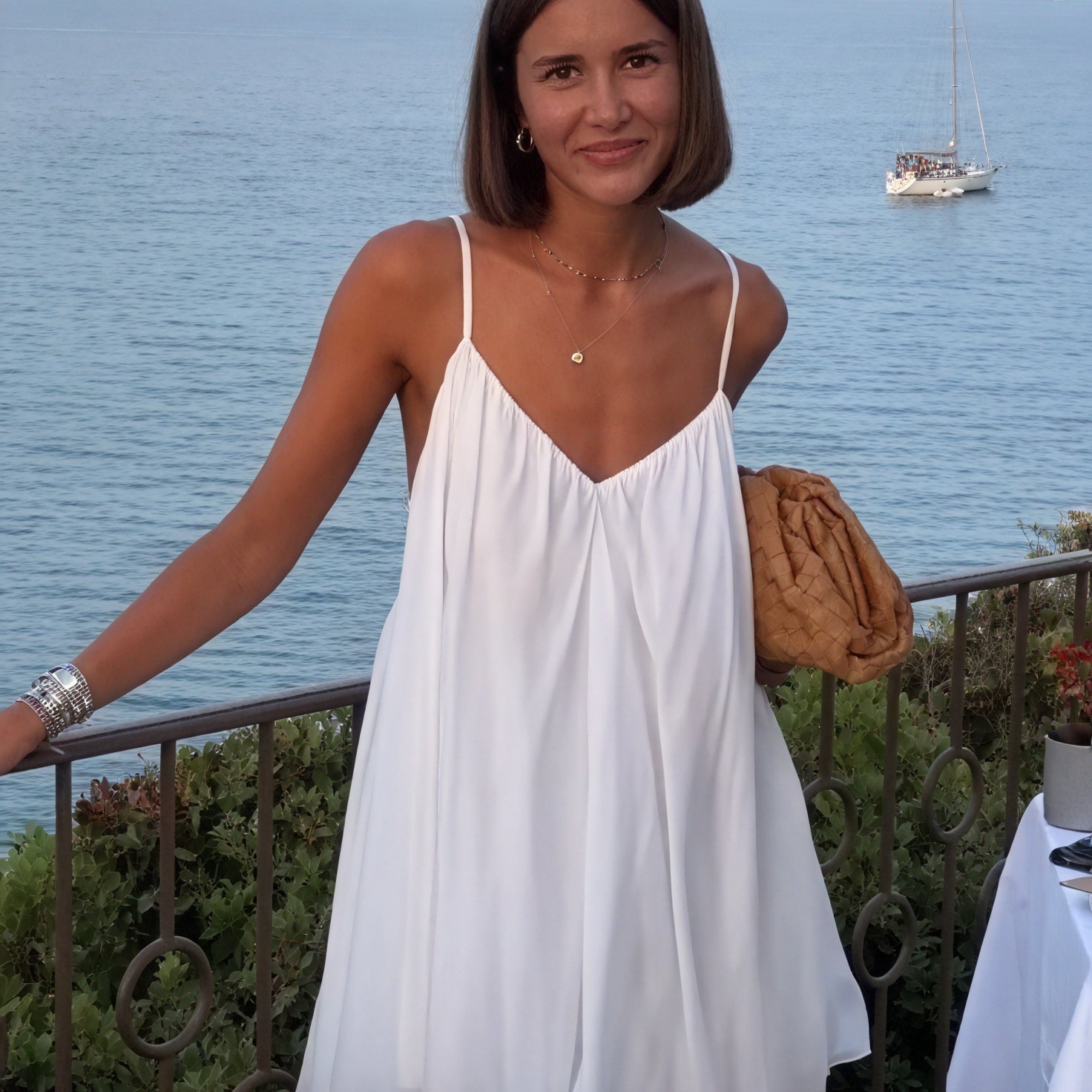 Abito Fluido con Spalline Sottili e Scollo a V