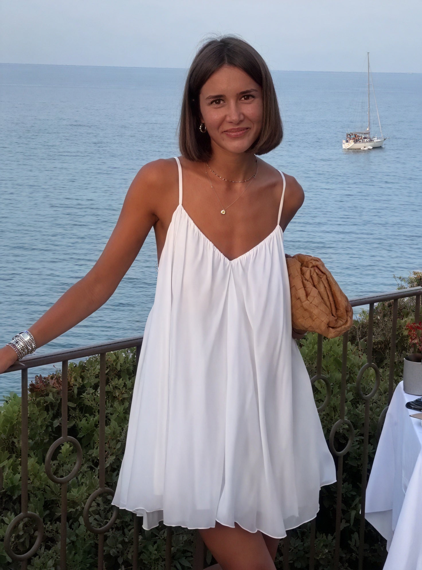 Abito Fluido con Spalline Sottili e Scollo a V