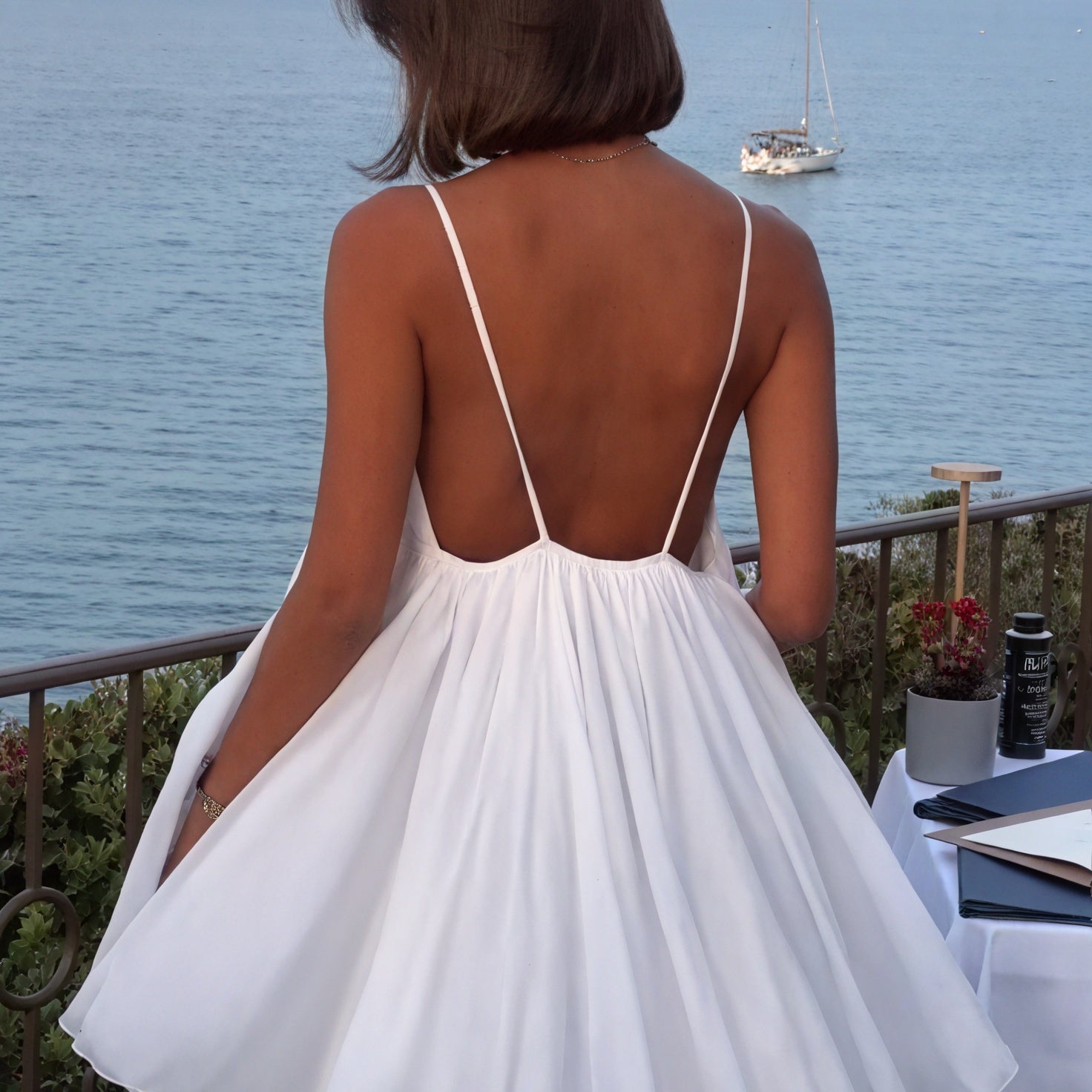 Abito Fluido con Spalline Sottili e Scollo a V