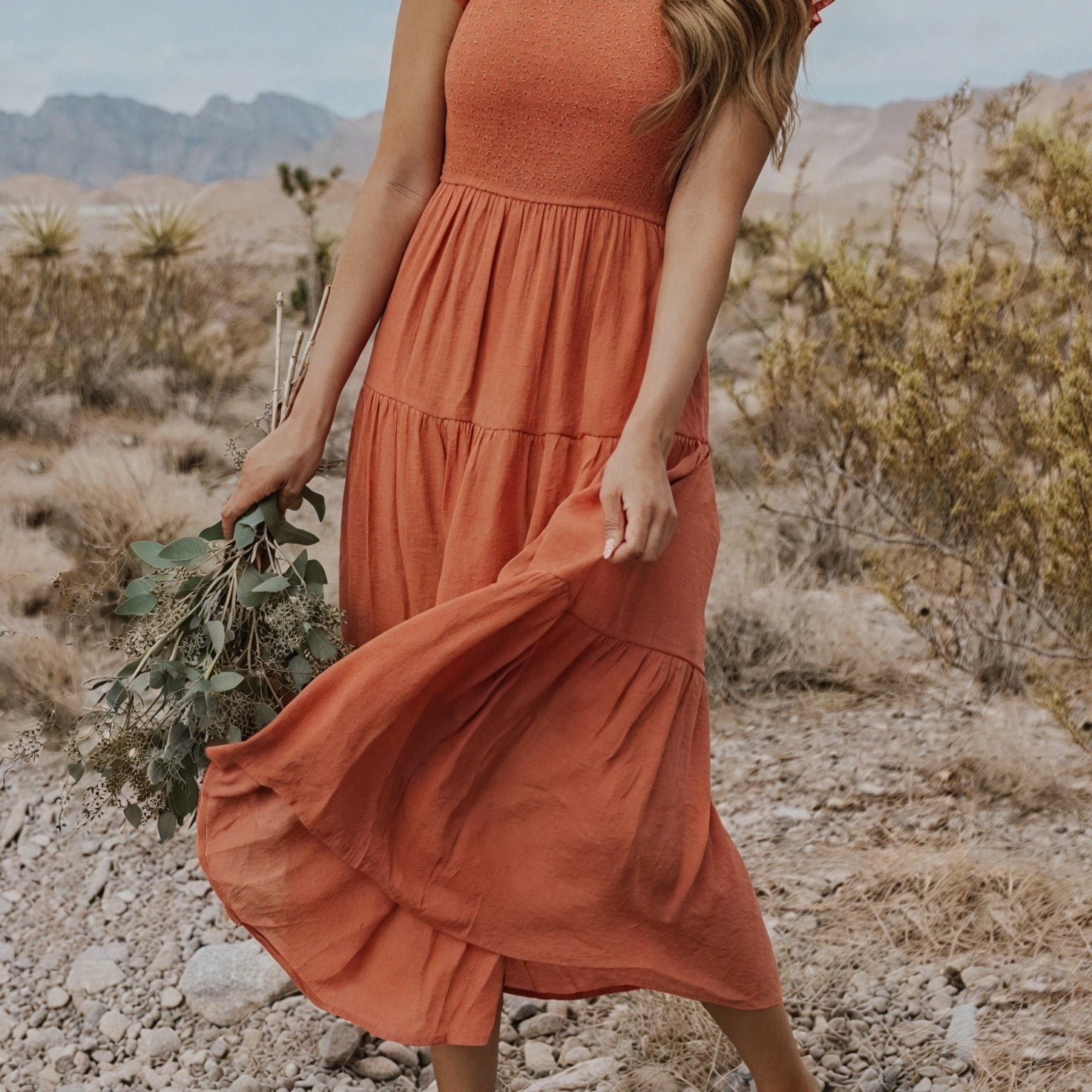 Abito a Balze Fluido con Maniche a Volant