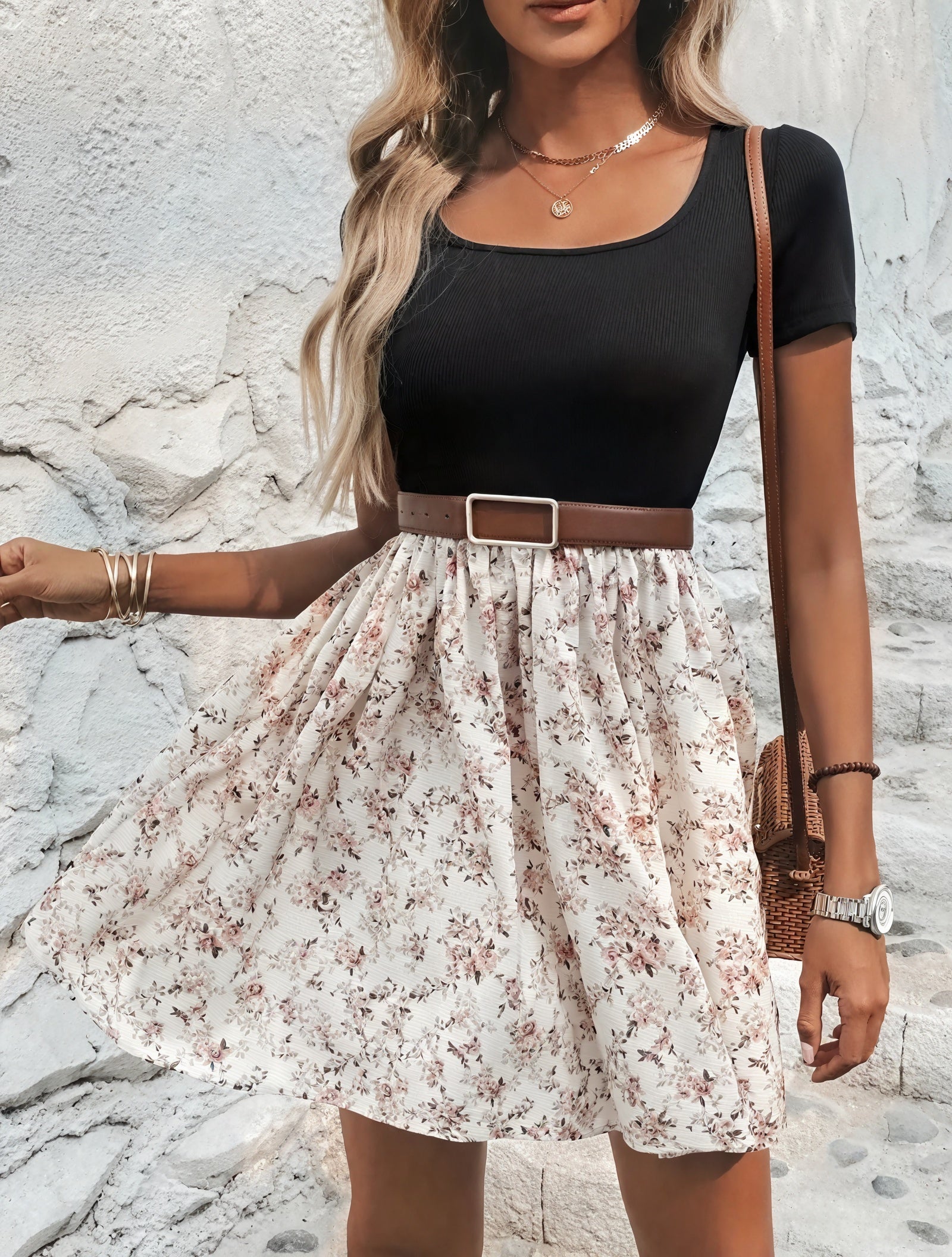 Abito Effetto Due Pezzi: Scollo Quadrato e Gonna Floreale