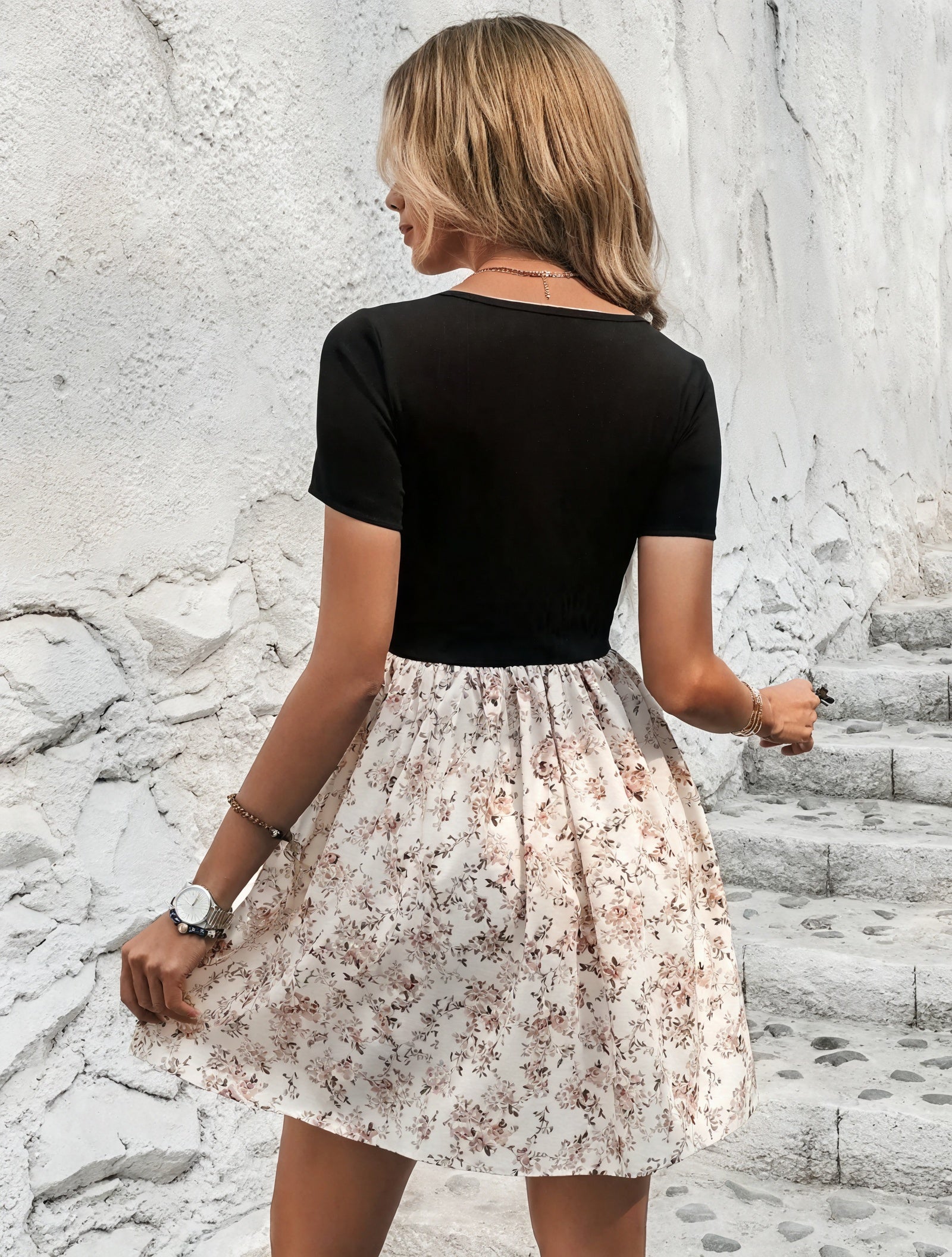 Abito Effetto Due Pezzi: Scollo Quadrato e Gonna Floreale