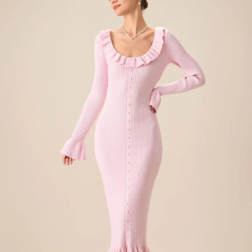 Abito con Volant e Maniche a Campana: Un Tocco di Grazia