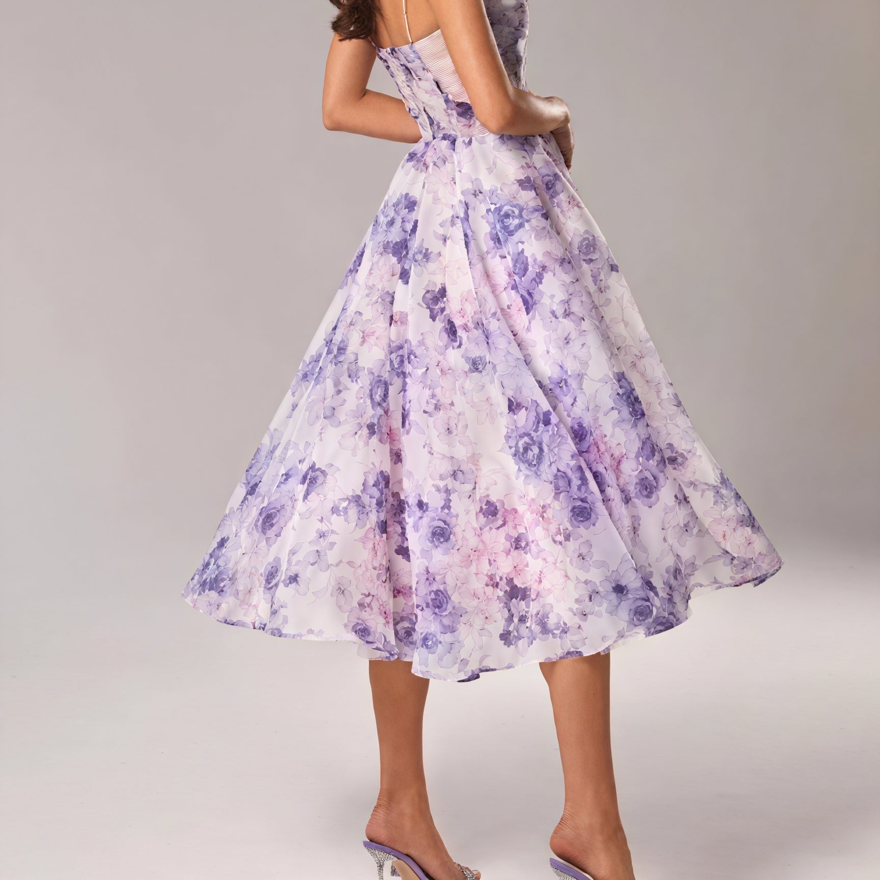 Abito Floreale Midi: Un Sogno di Eleganza Primaverile