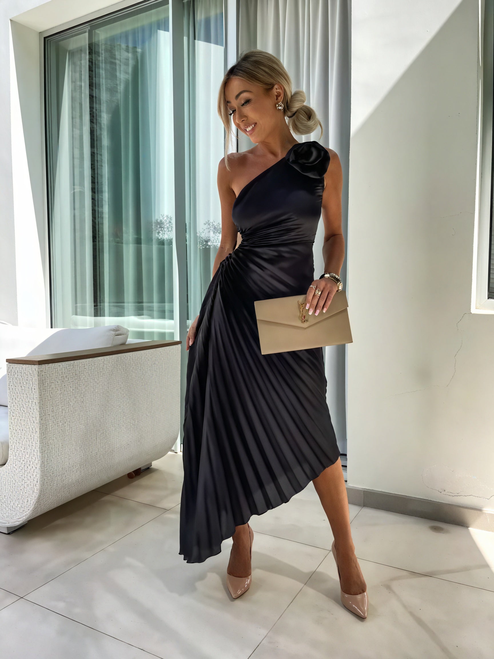 Abito Monospalla: Eleganza e Fascino Senza Tempo