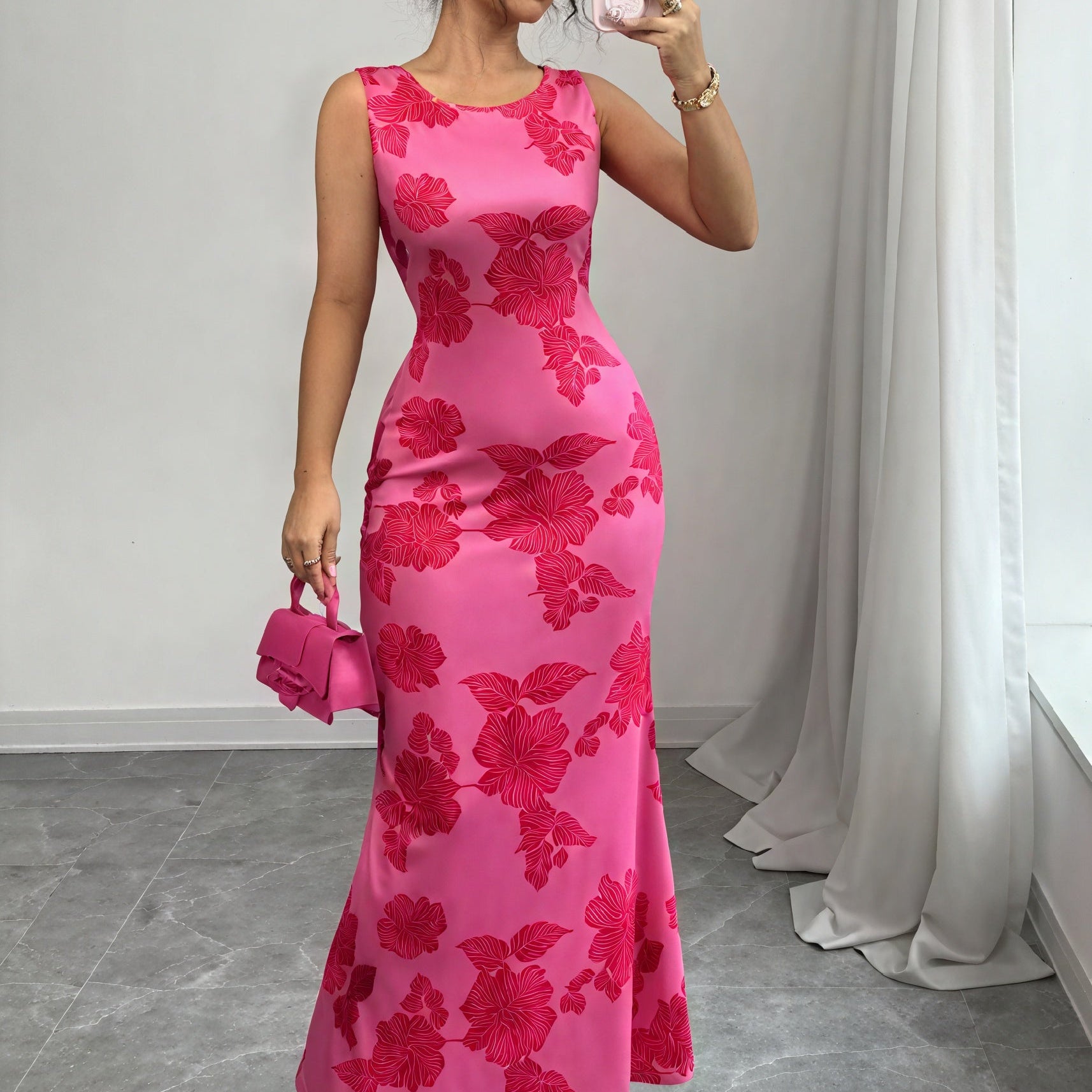 Abito Lungo con Motivo Floreale: Eleganza Senza Tempo