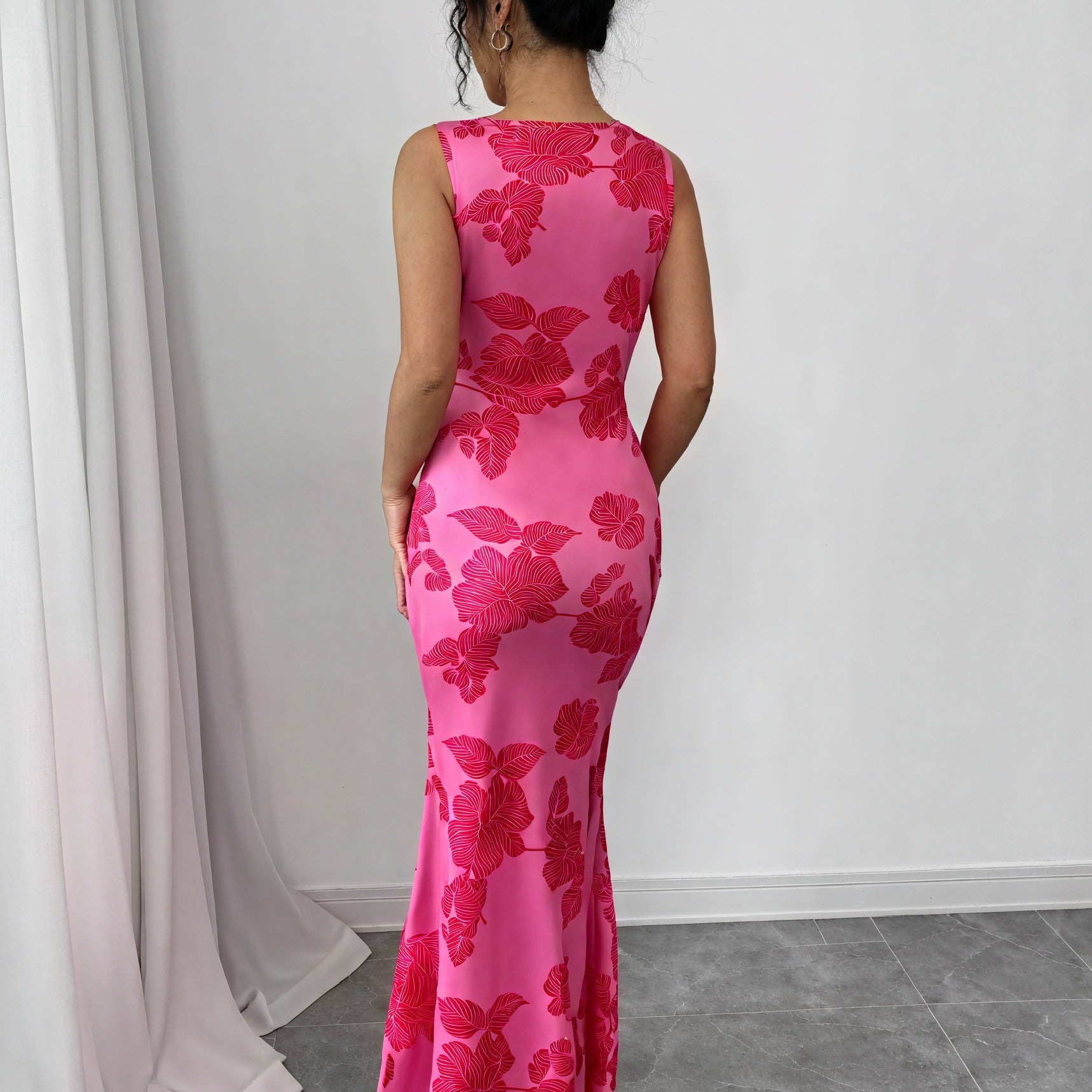 Abito Lungo con Motivo Floreale: Eleganza Senza Tempo