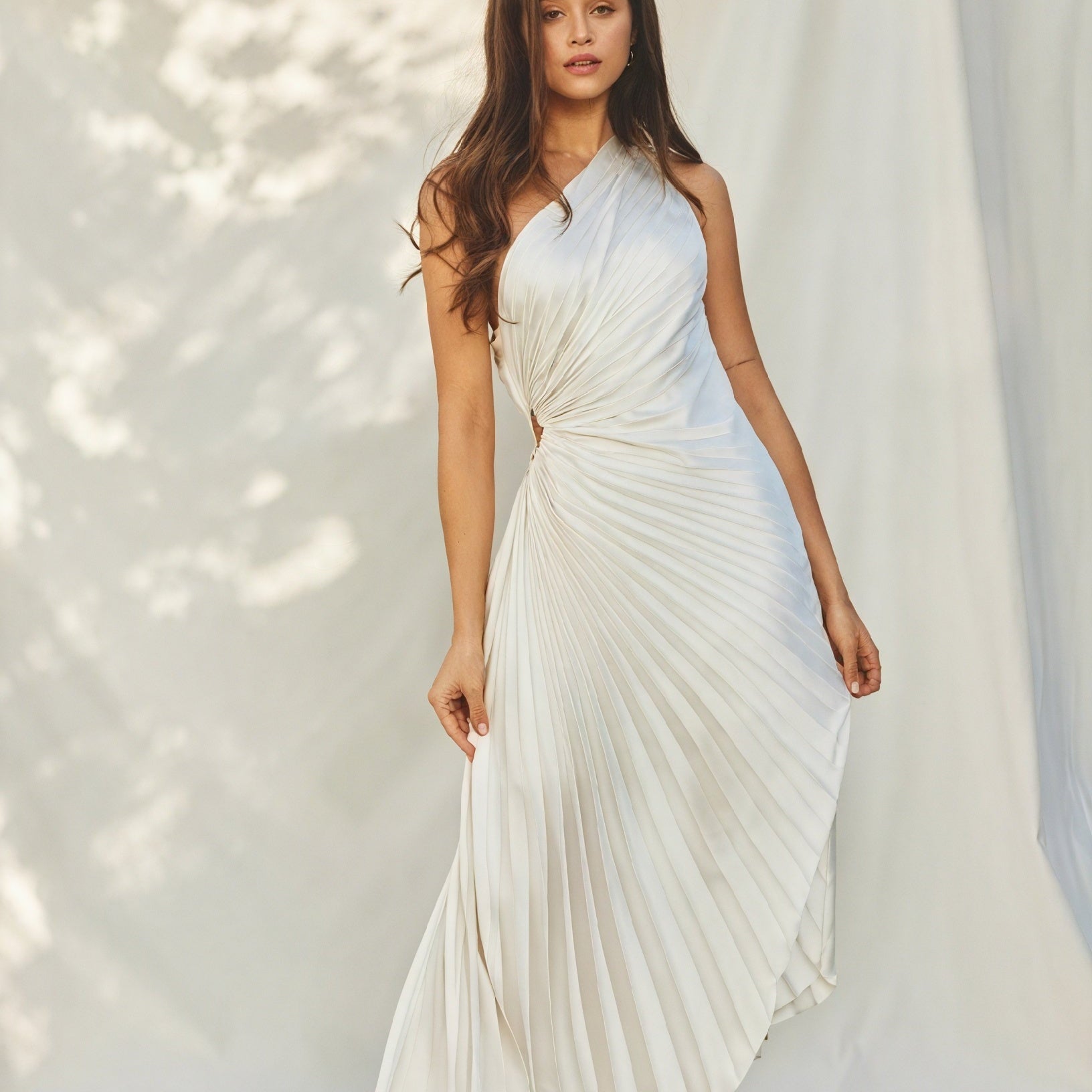 Abito Monospalla Plissettato – Orlo Asimmetrico