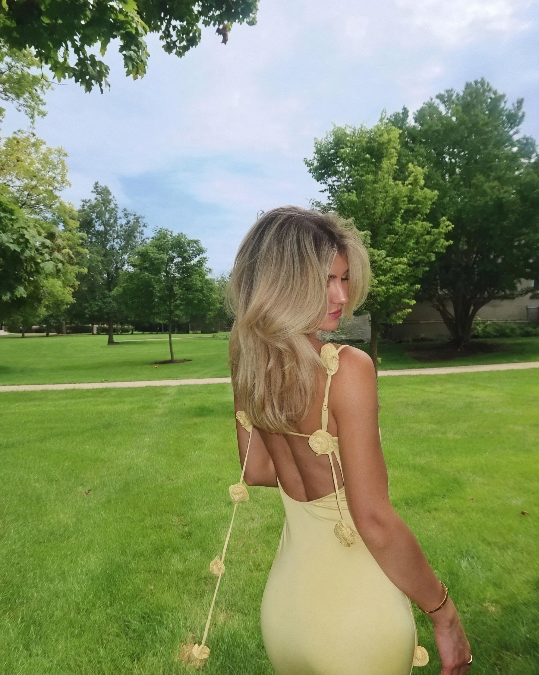 Abito Lungo Donna – Dettaglio Floreale e Schiena Aperta