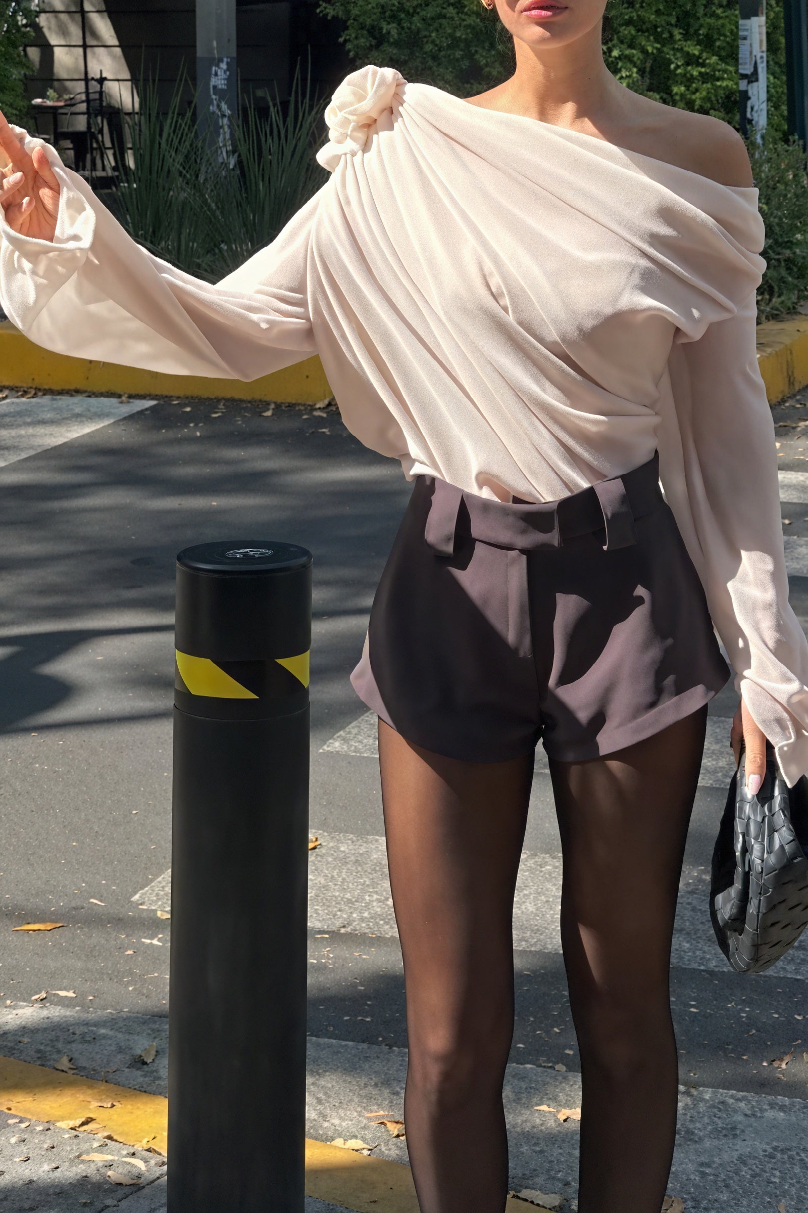 Abito Spalle Scoperte – Dettaglio Rosa Romantico