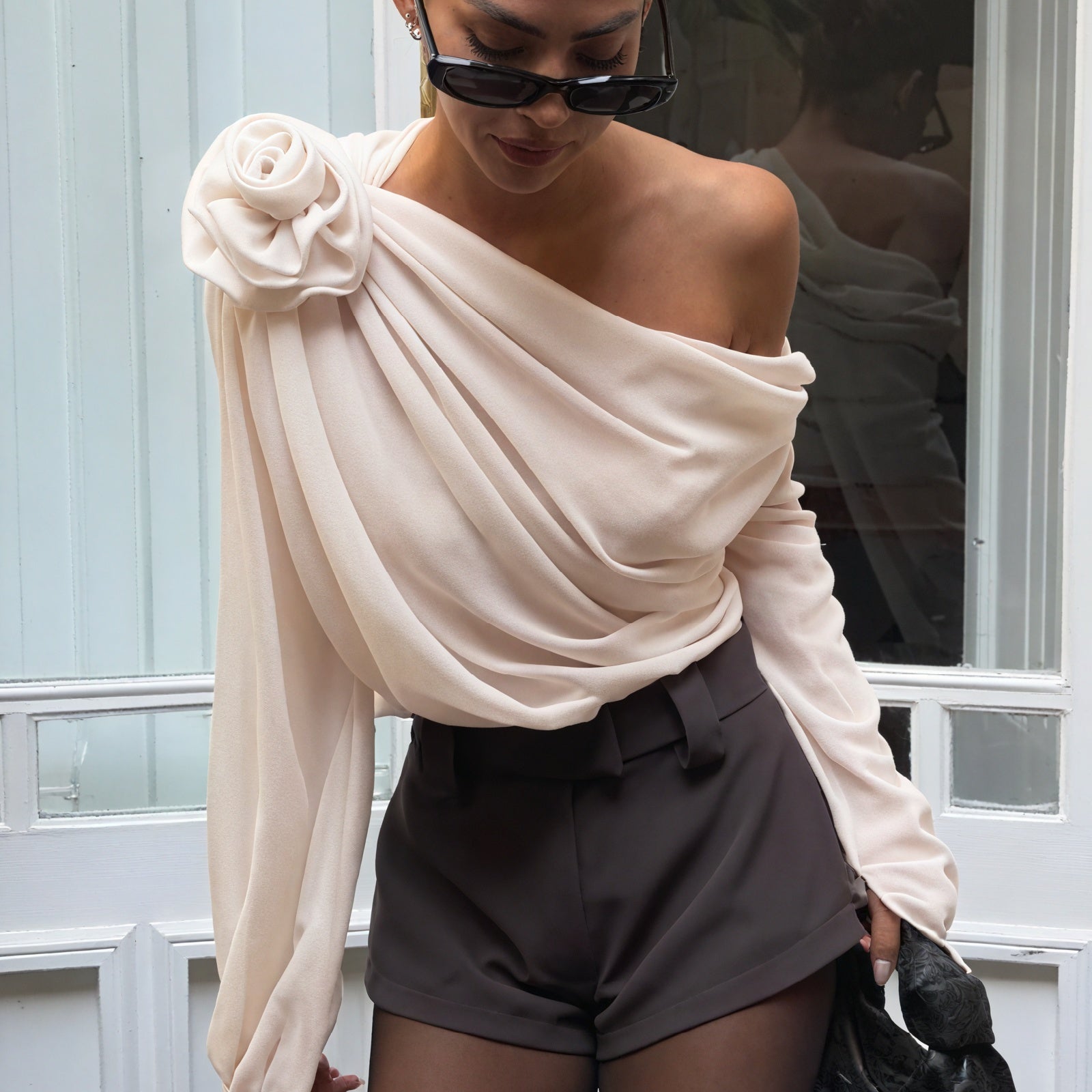 Abito Spalle Scoperte – Dettaglio Rosa Romantico