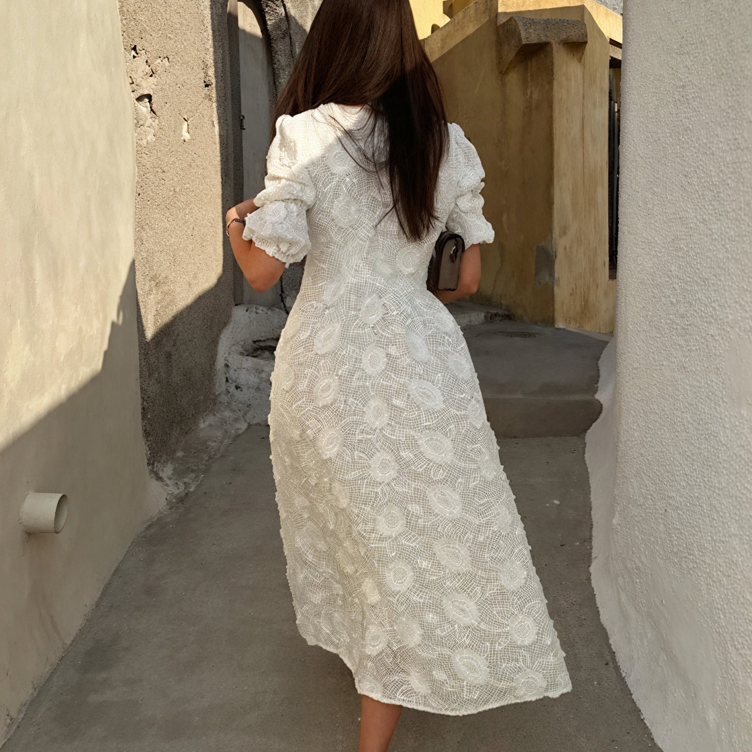 Abito Midi Ricamato Bianco – Bottoni e Maniche Corte