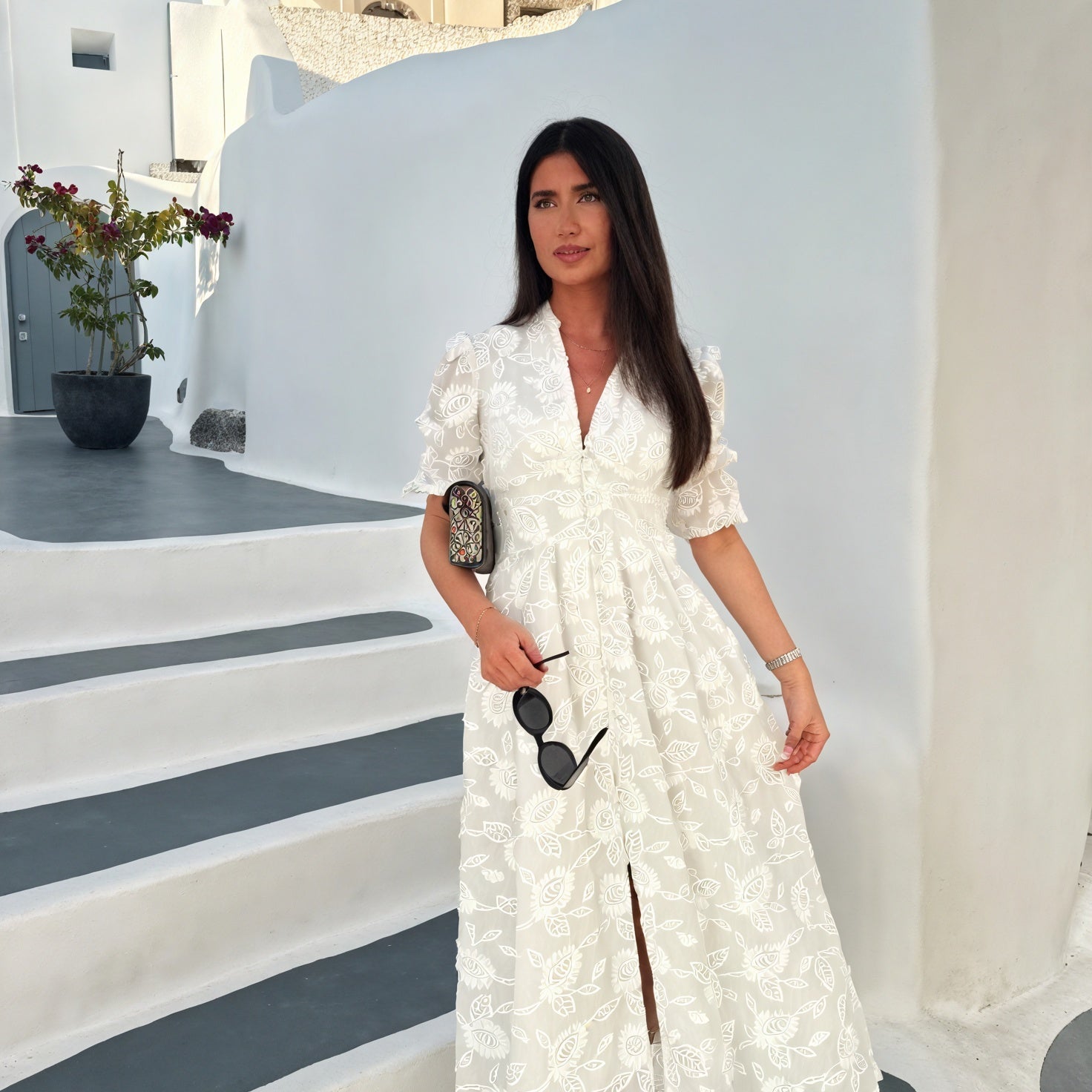 Abito Midi Ricamato Bianco – Bottoni e Maniche Corte