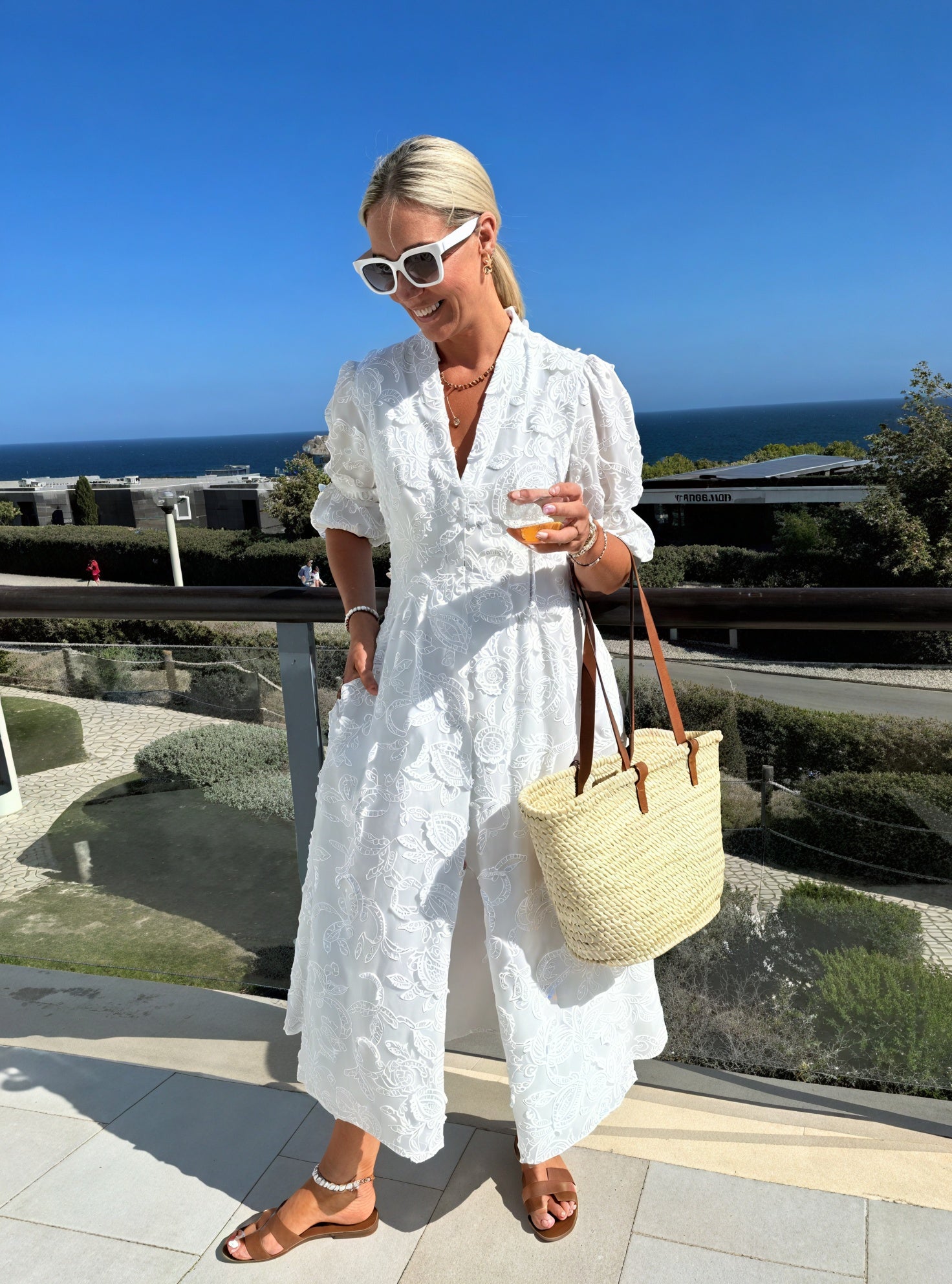 Abito Midi Ricamato Bianco – Bottoni e Maniche Corte