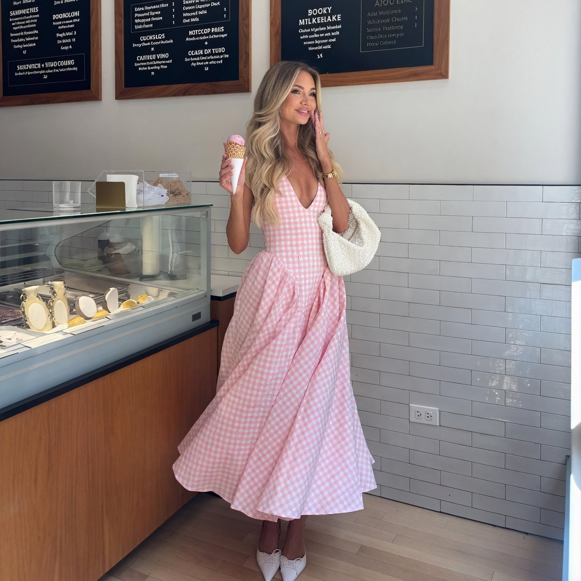 Abito Gingham Rosa V-Neck con Gonna Plissé