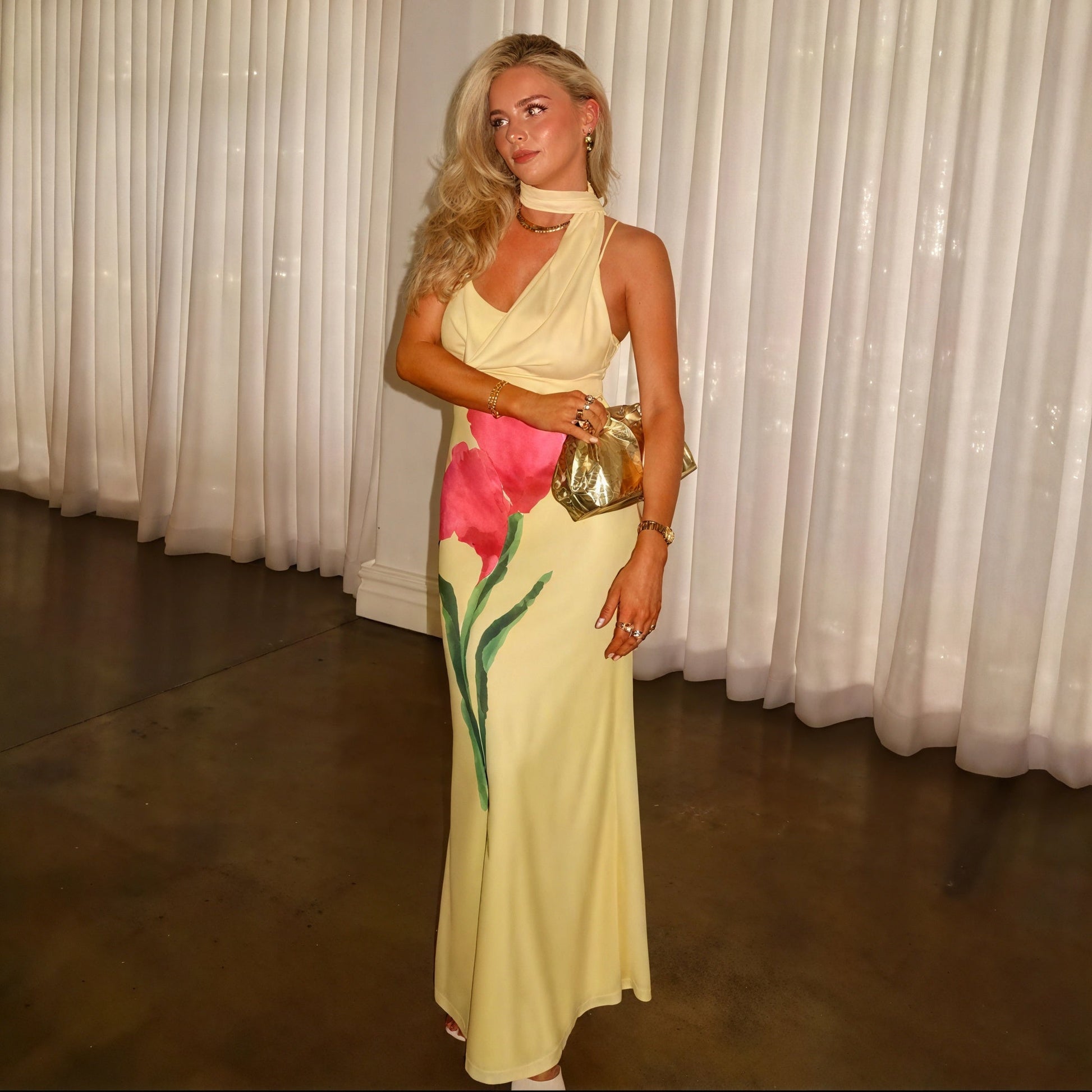 Abito Maxi Giallo Floreale – Scollo All'Americana