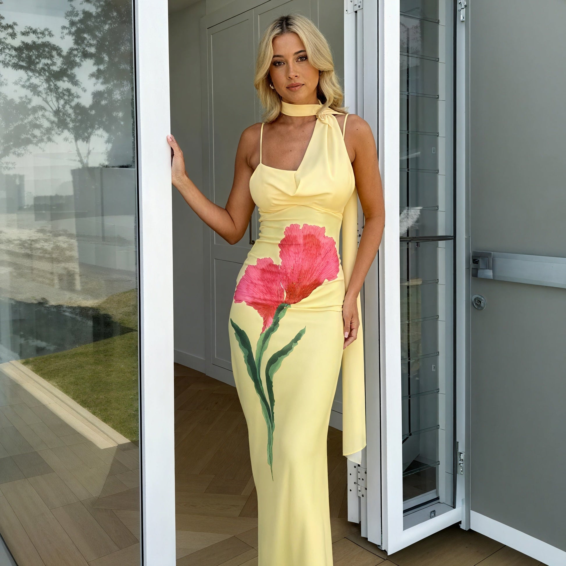 Abito Maxi Giallo Floreale – Scollo All'Americana