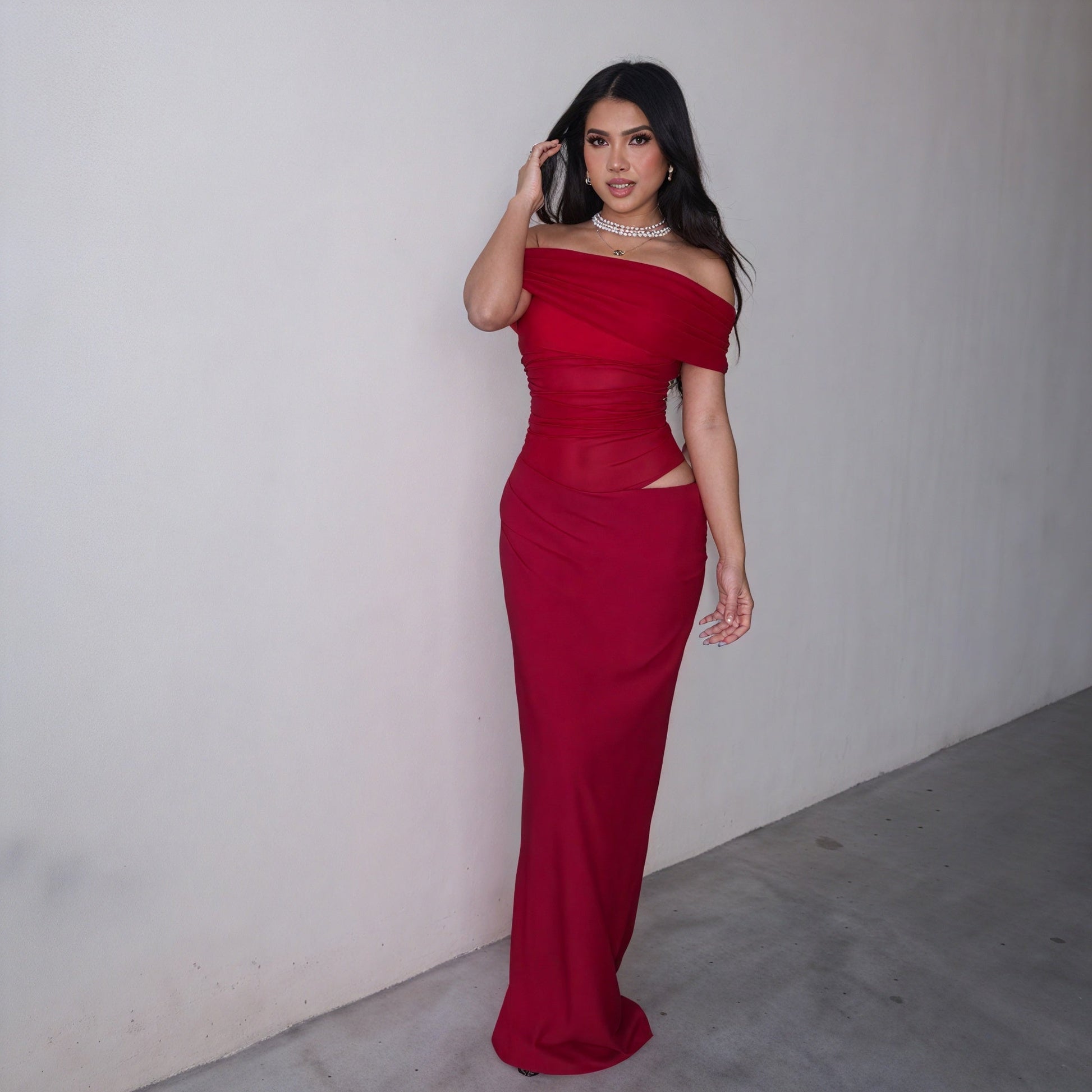 Abito Lungo Off-Shoulder – Cut-out Elegante in Vita