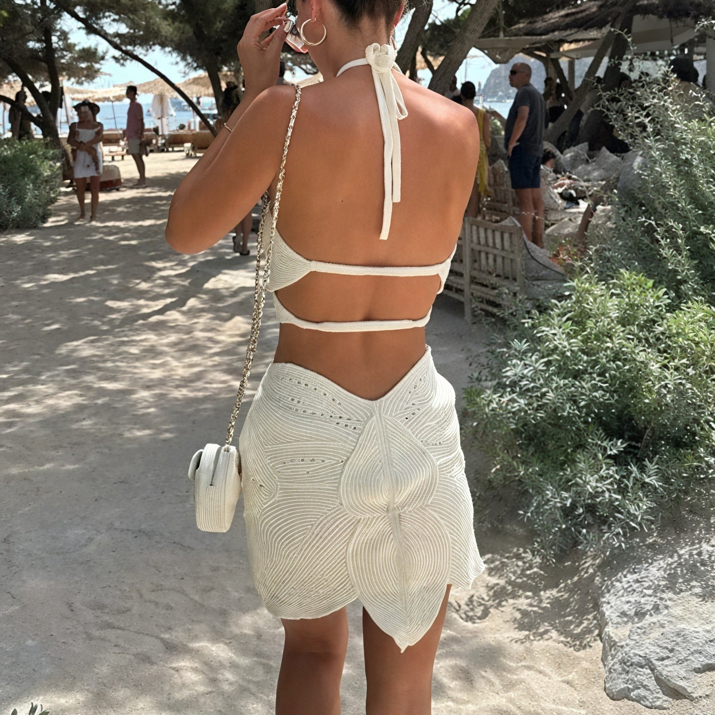 Abito Crochet con Scollo all'Americana e Dettagli Cut-Out