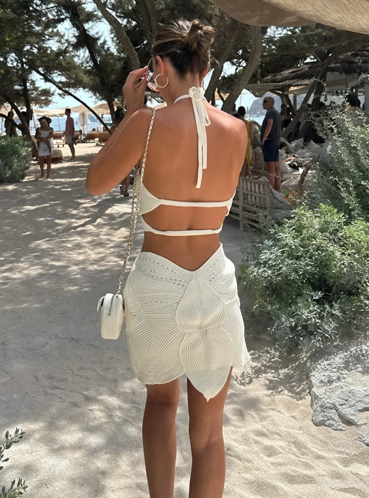 Abito Crochet con Scollo all'Americana e Dettagli Cut-Out