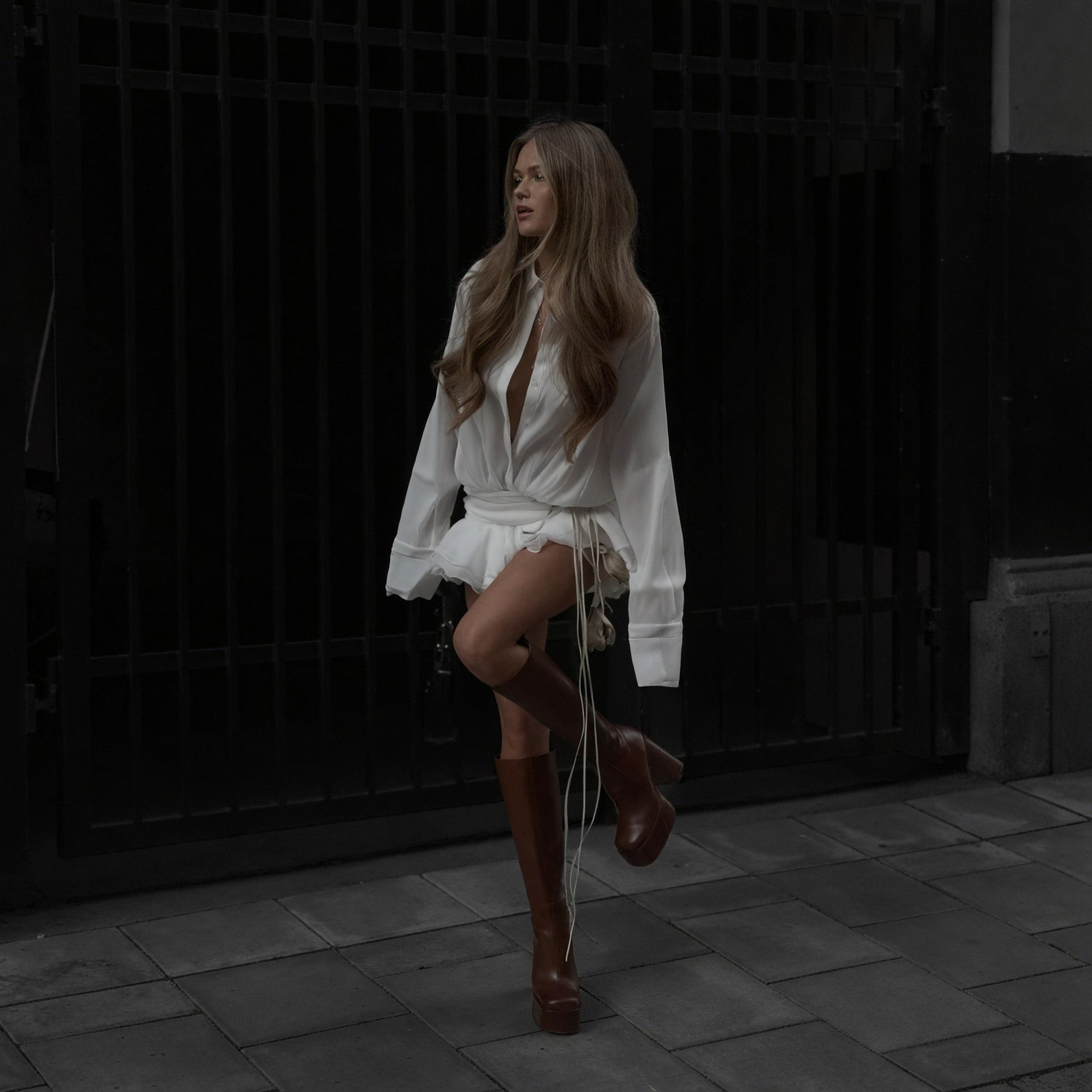 Abito Lungo Bianco – Bottoni e Maniche Lunghe