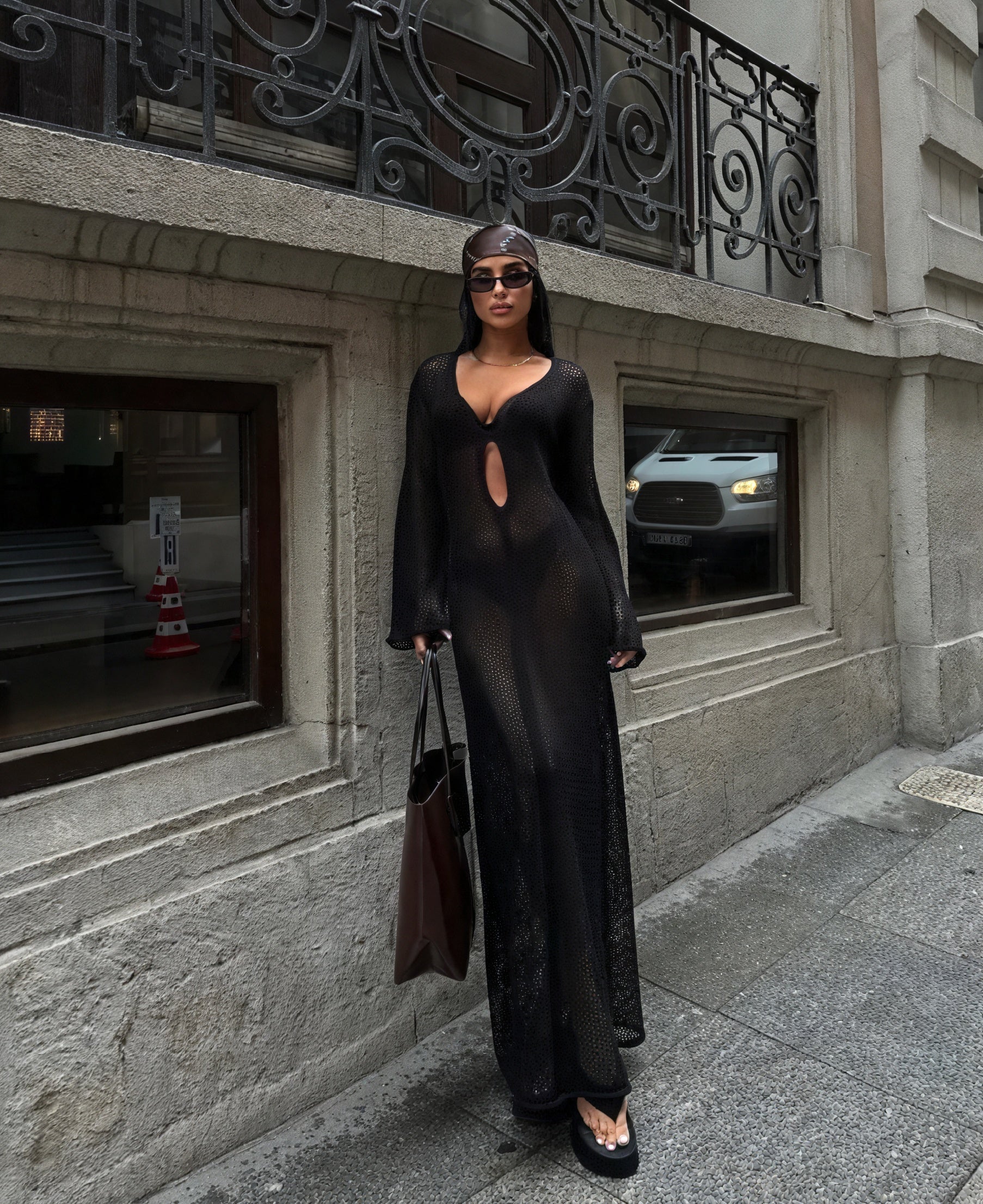 Abito Lungo in Maglia Trasparente – Dettaglio Cutout