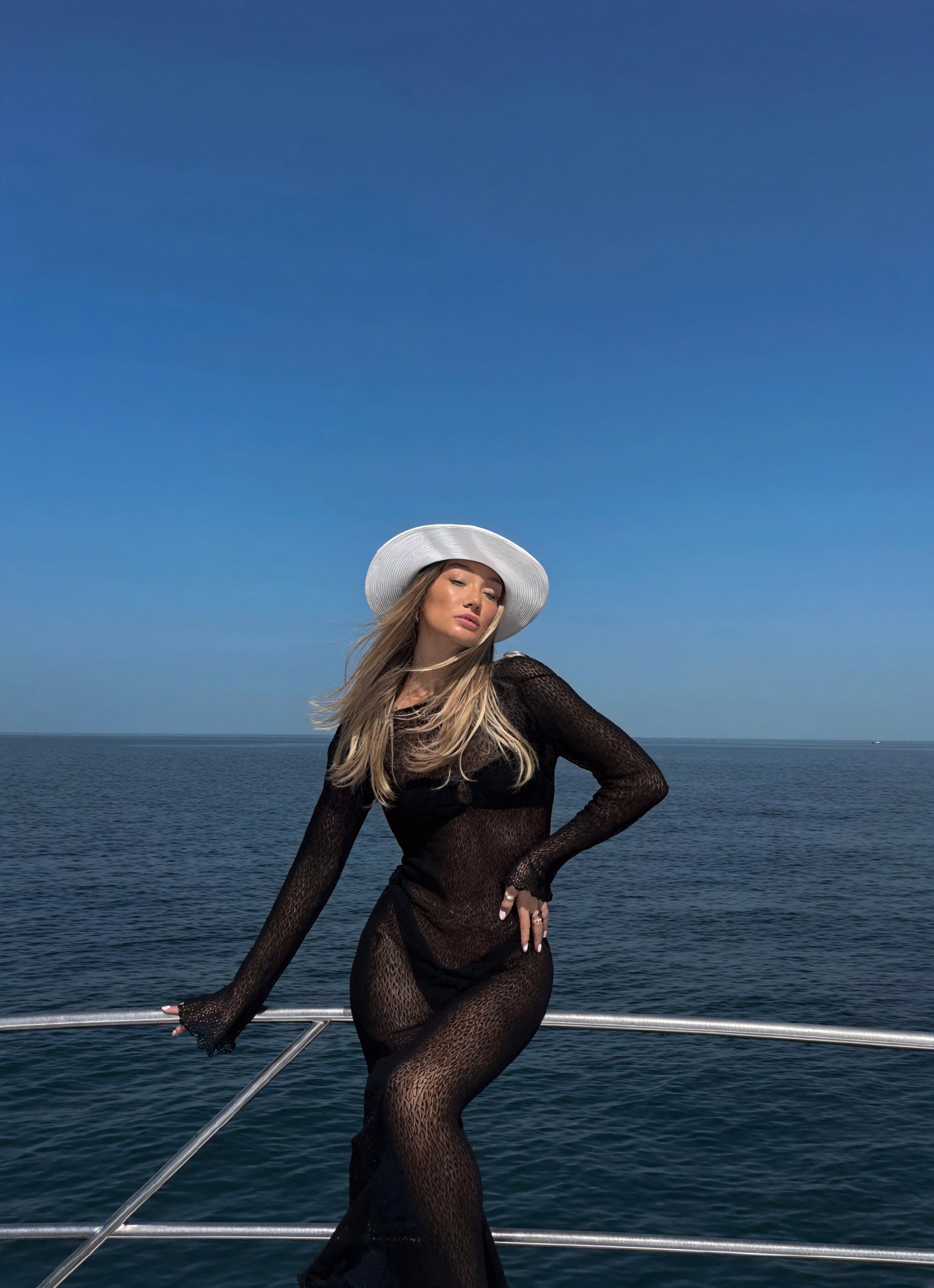 Abito Lungo Trasparente a Maglia – Maniche Lunghe