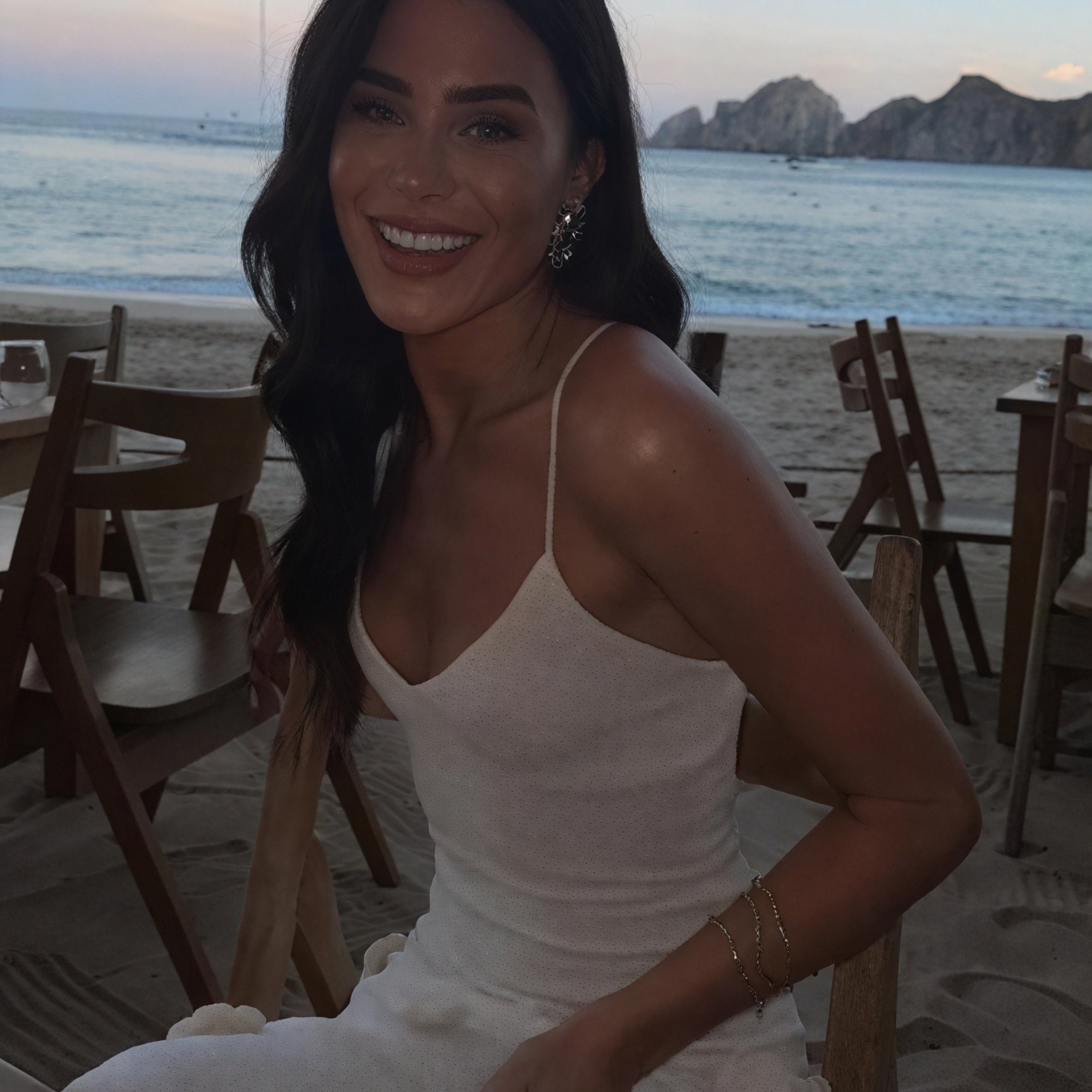 Abito Bianco con Spalline Sottili e Fiori Ricamati