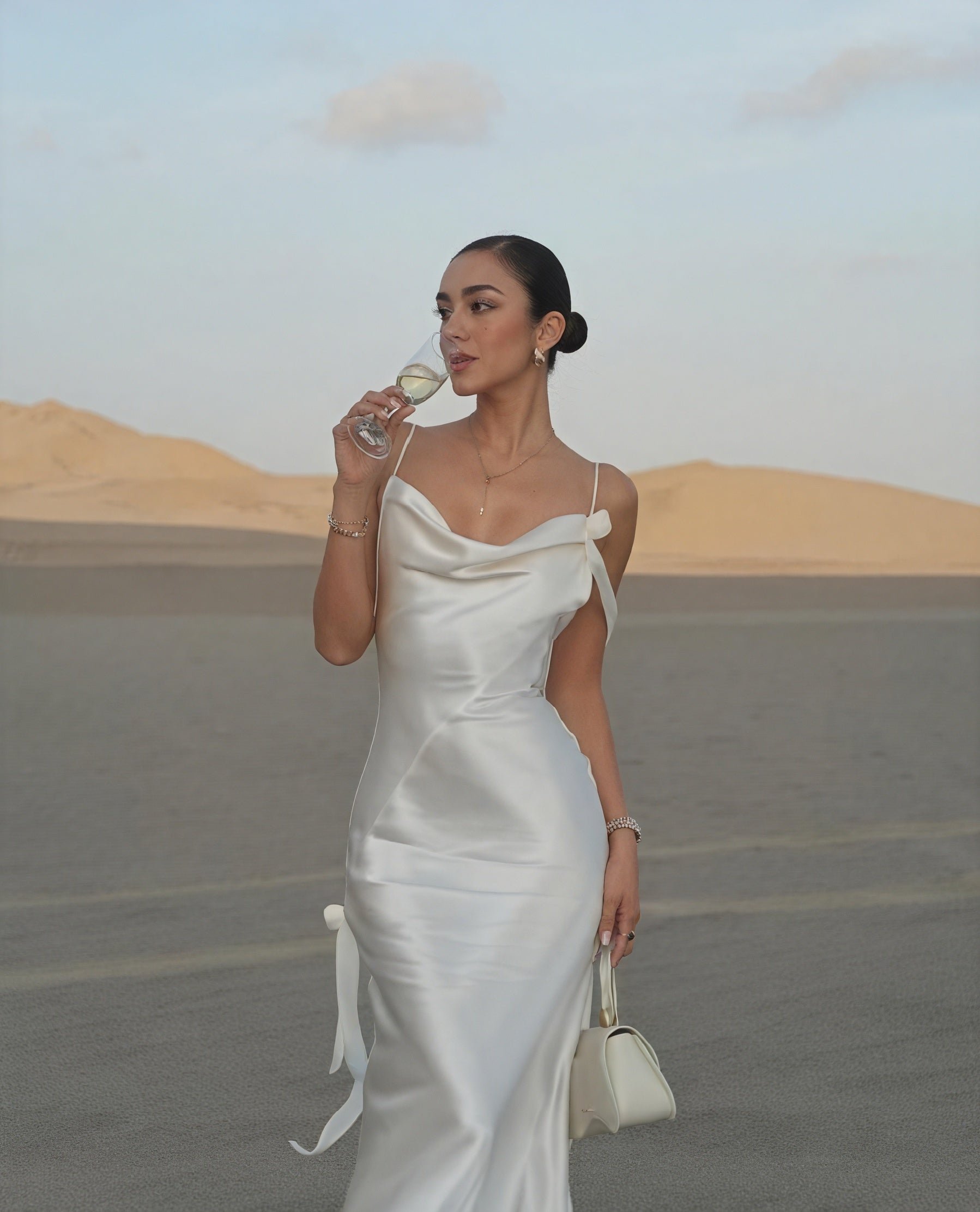 Abito Lungo Raso – Scollo a Cascata Spalline Sottili