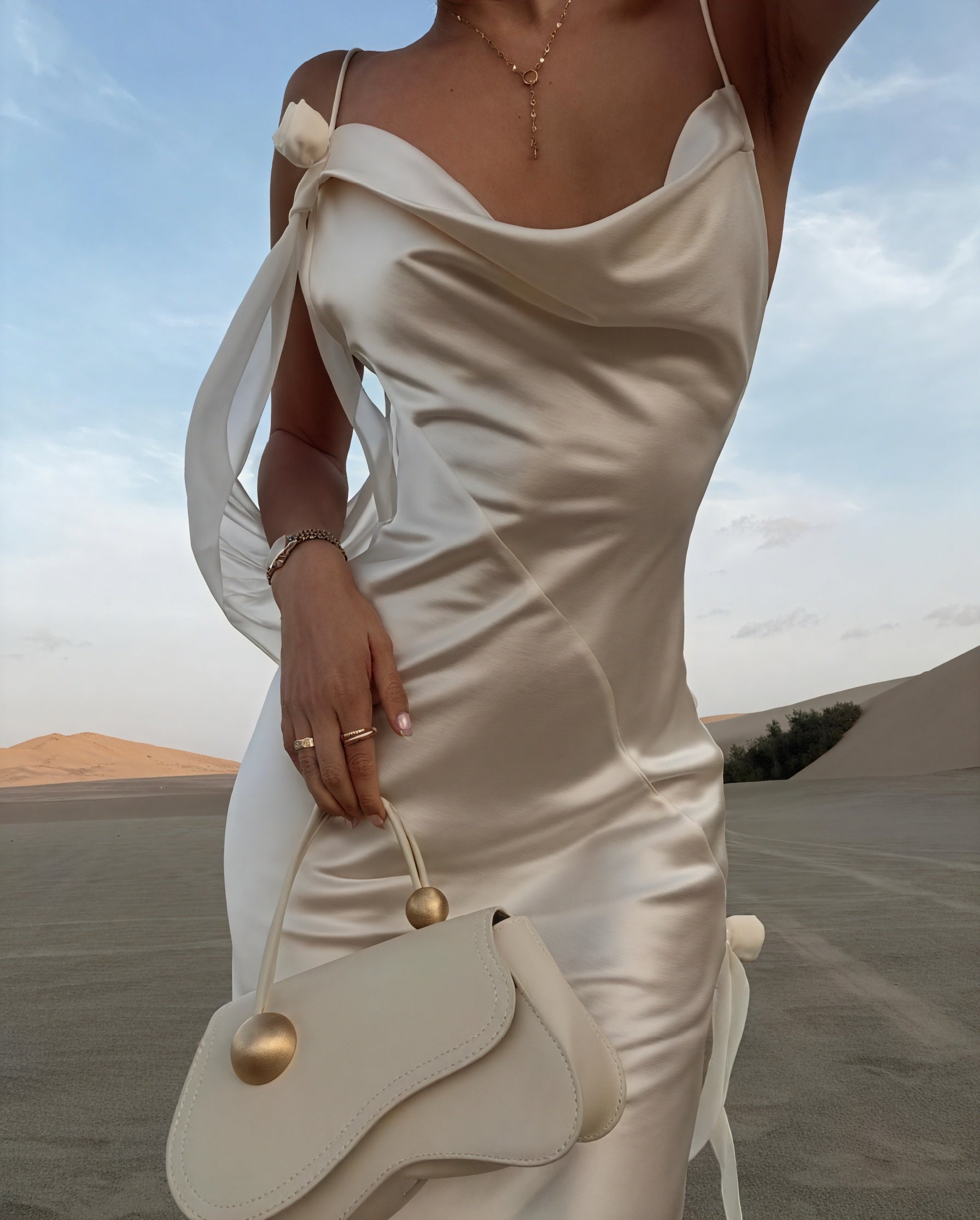 Abito Lungo Raso – Scollo a Cascata Spalline Sottili