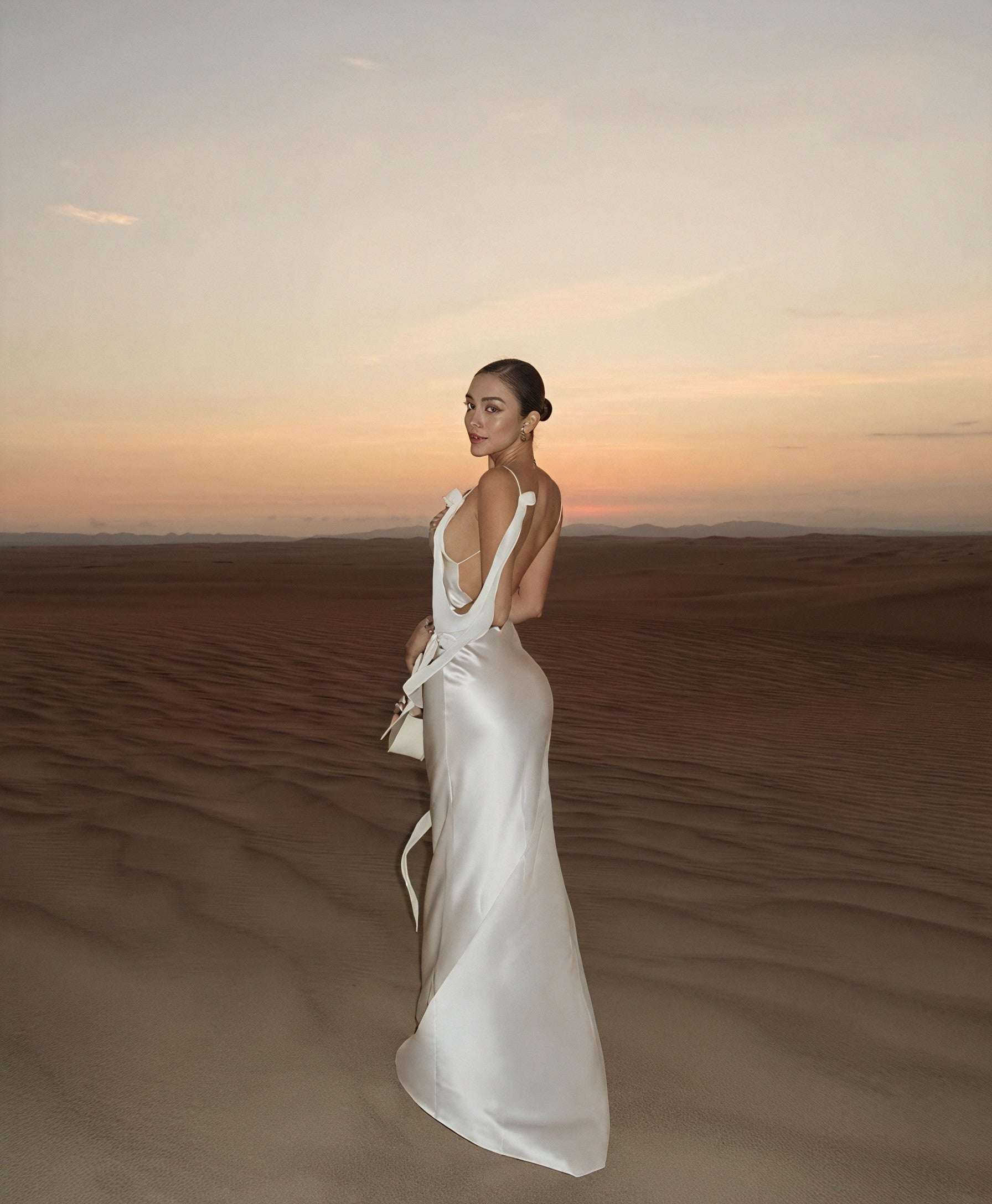 Abito Lungo Raso – Scollo a Cascata Spalline Sottili