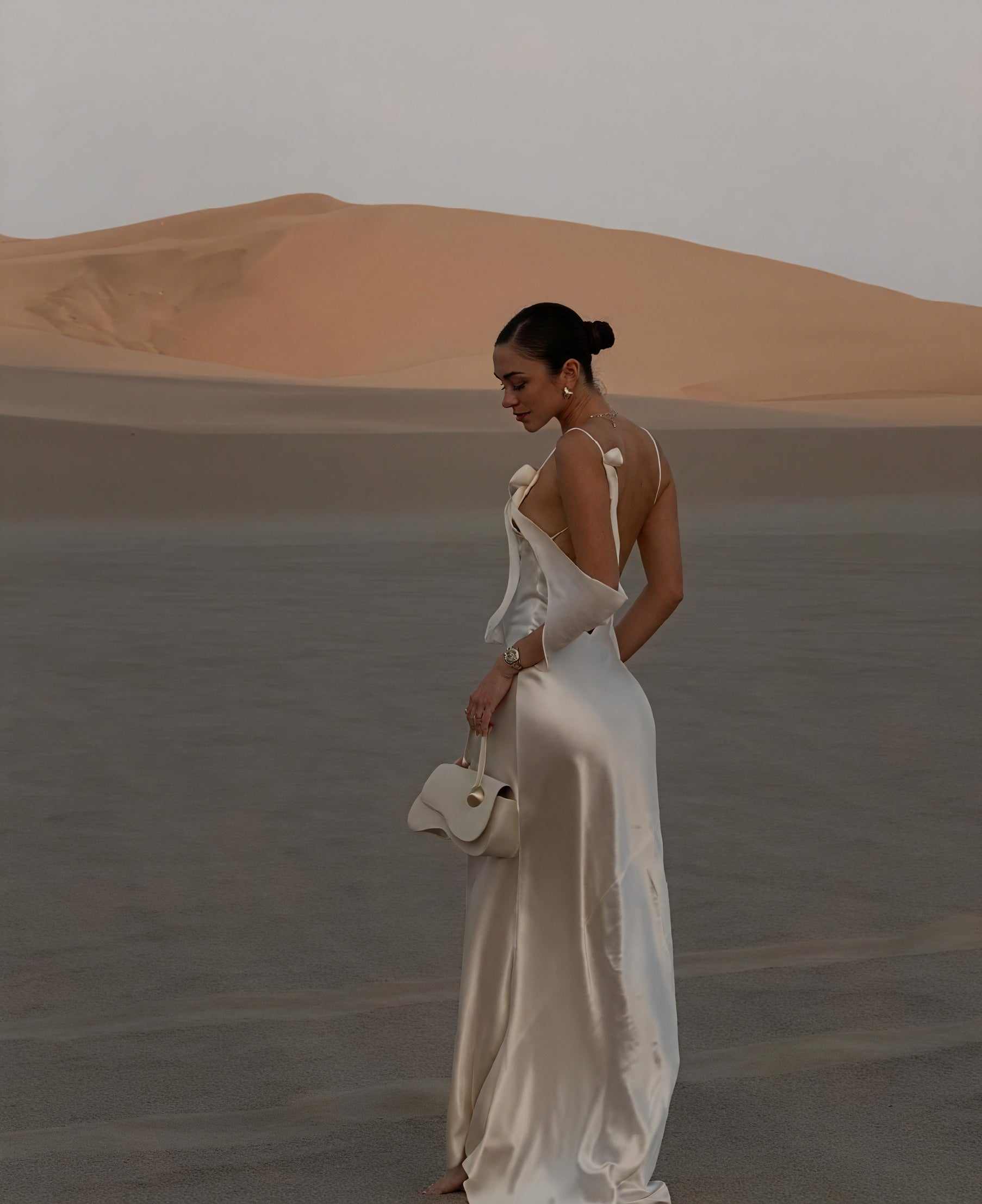 Abito Lungo Raso – Scollo a Cascata Spalline Sottili