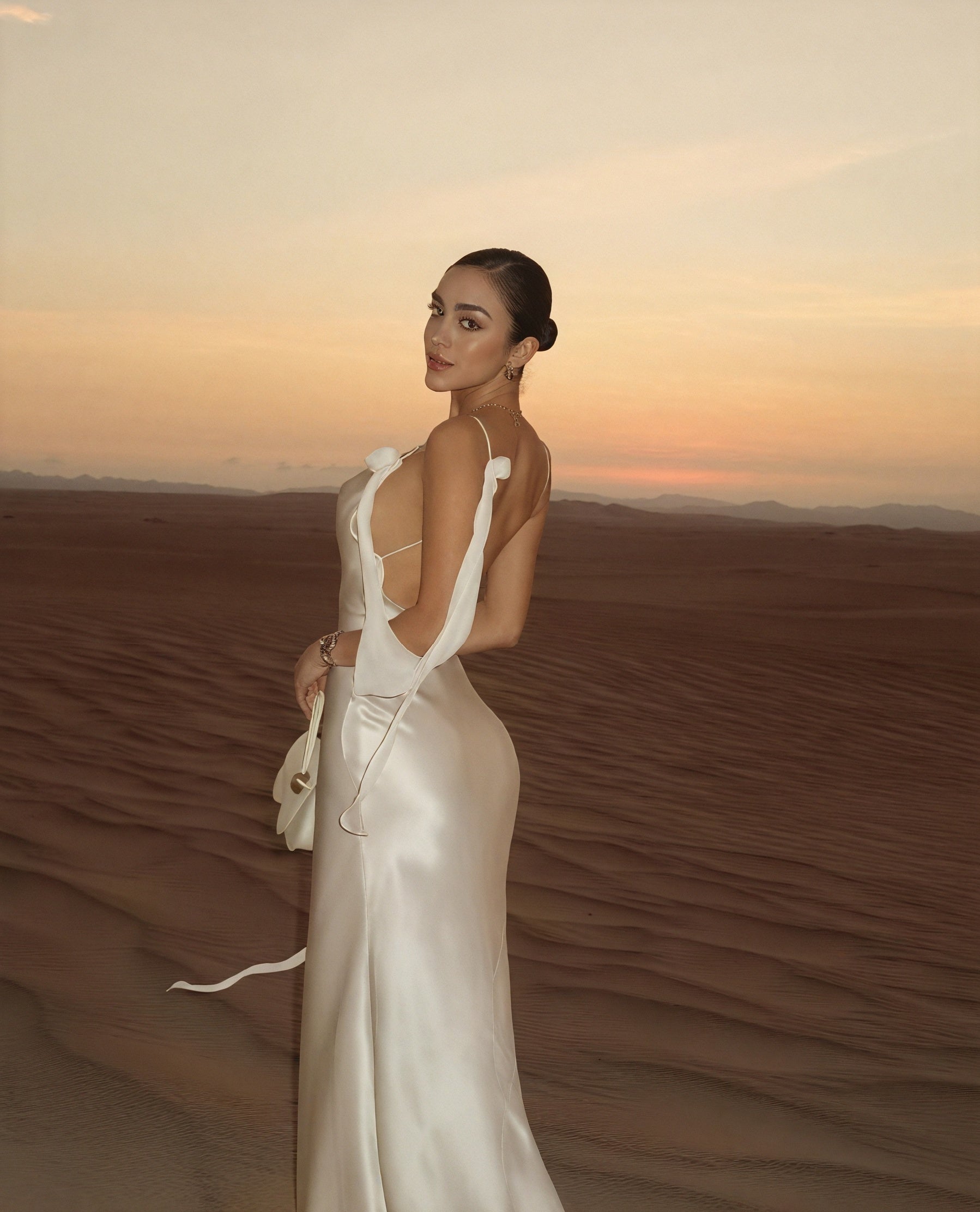 Abito Lungo Raso – Scollo a Cascata Spalline Sottili