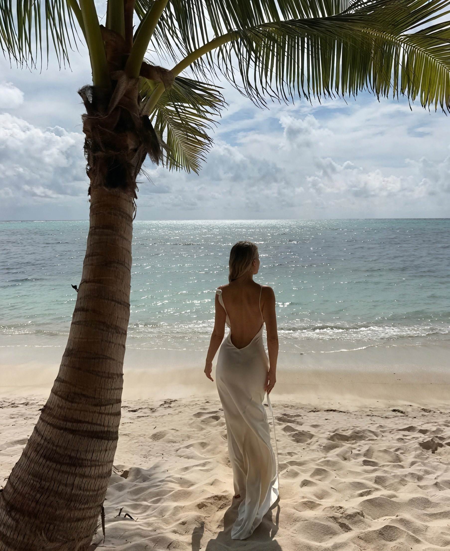 Abito Lungo Raso – Scollo a Cascata Spalline Sottili